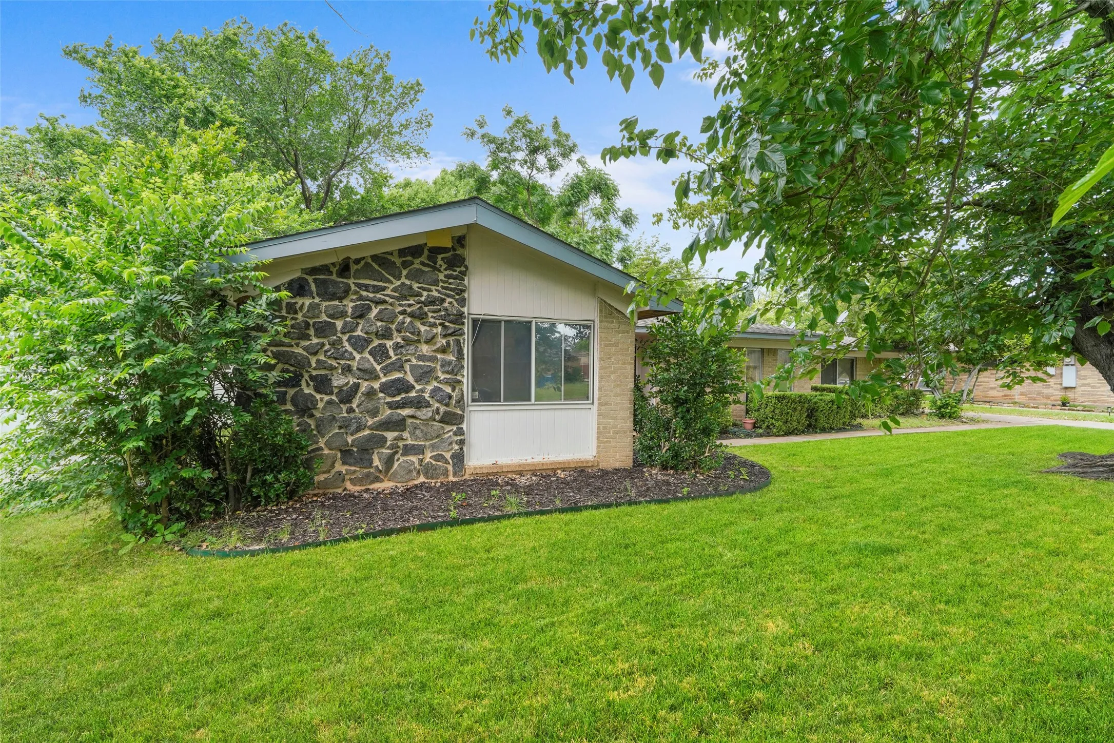 Single Family Residence For Sale in Dallas County , 613 Misty Glen Drive, De Soto, Texas 75115, 3 Bedroom, 2 Bathroom, Garage spaces, 2,184 Sqft, built in 1964, mls#21274447, Real Estate Agent in De Soto, Homes For Sale in Dallas county, Homes For Sale in De Soto, Realtor in De Soto Texas, Real Estate Brokerage Independent Realty Texas, Luminita Cordes Realtor