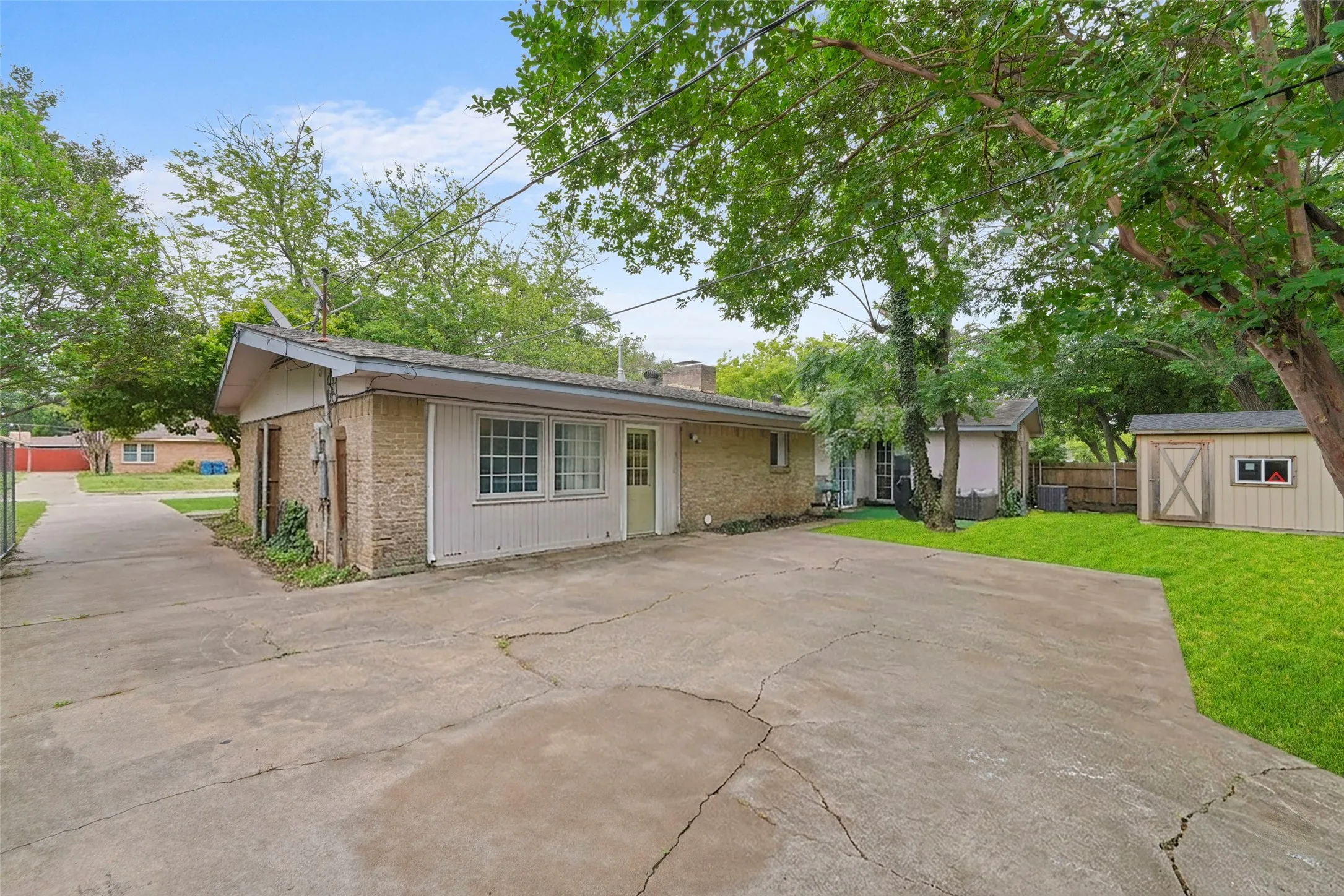 Single Family Residence For Sale in Dallas County , 613 Misty Glen Drive, De Soto, Texas 75115, 3 Bedroom, 2 Bathroom, Garage spaces, 2,184 Sqft, built in 1964, mls#21274447, Real Estate Agent in De Soto, Homes For Sale in Dallas county, Homes For Sale in De Soto, Realtor in De Soto Texas, Real Estate Brokerage Independent Realty Texas, Luminita Cordes Realtor
