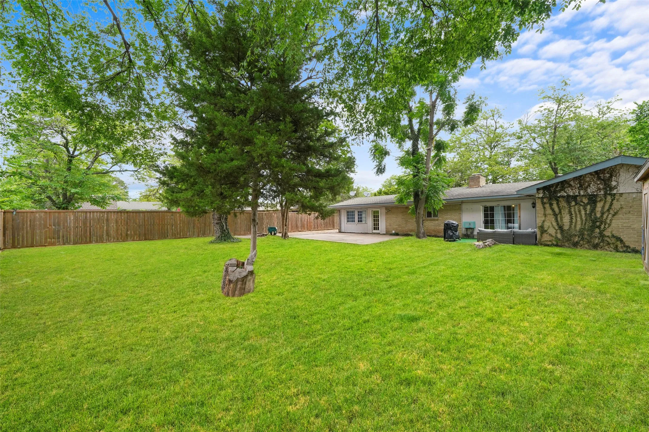 Single Family Residence For Sale in Dallas County , 613 Misty Glen Drive, De Soto, Texas 75115, 3 Bedroom, 2 Bathroom, Garage spaces, 2,184 Sqft, built in 1964, mls#21274447, Real Estate Agent in De Soto, Homes For Sale in Dallas county, Homes For Sale in De Soto, Realtor in De Soto Texas, Real Estate Brokerage Independent Realty Texas, Luminita Cordes Realtor