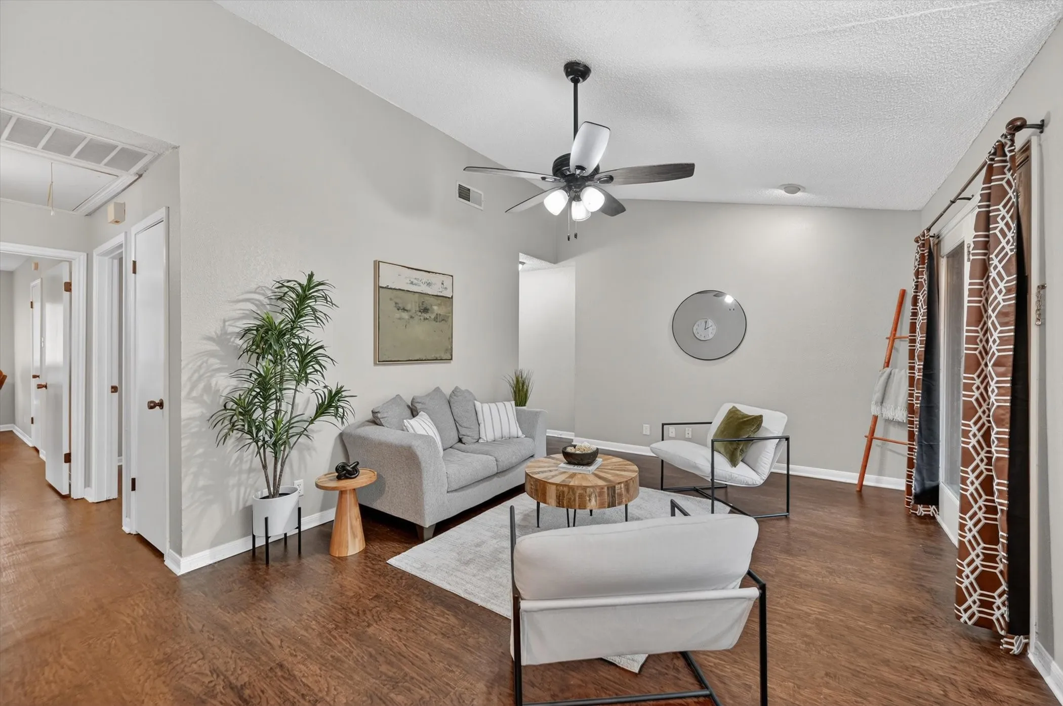 Condominium For Sale in Tarrant County , 1200 Harwell Drive 1924, Arlington, Texas 76011, 2 Bedroom, 1 Bathroom, Garage spaces, 963 Sqft, built in 1981, mls#21270803, Real Estate Agent in Arlington, Homes For Sale in Tarrant county, Homes For Sale in Arlington, Realtor in Arlington Texas, Real Estate Brokerage Independent Realty Texas, Luminita Cordes Realtor