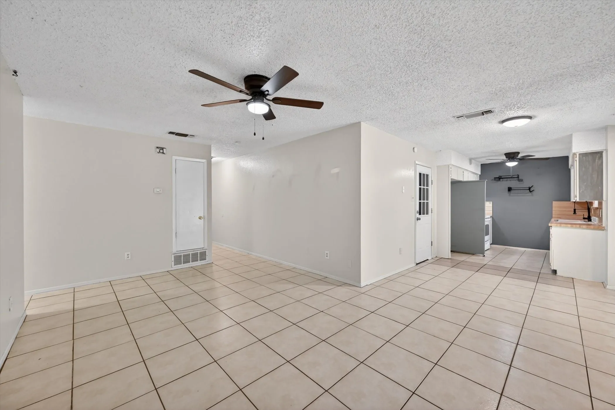 Single Family Residence For Sale in Tarrant County , 207 Water Lane, Crowley, Texas 76036, 3 Bedroom, 2 Bathroom, 2 Garage spaces, 1,092 Sqft, built in 1983, mls#21274737, Real Estate Agent in Crowley, Homes For Sale in Tarrant county, Homes For Sale in Crowley, Realtor in Crowley Texas, Real Estate Brokerage Independent Realty Texas, Luminita Cordes Realtor