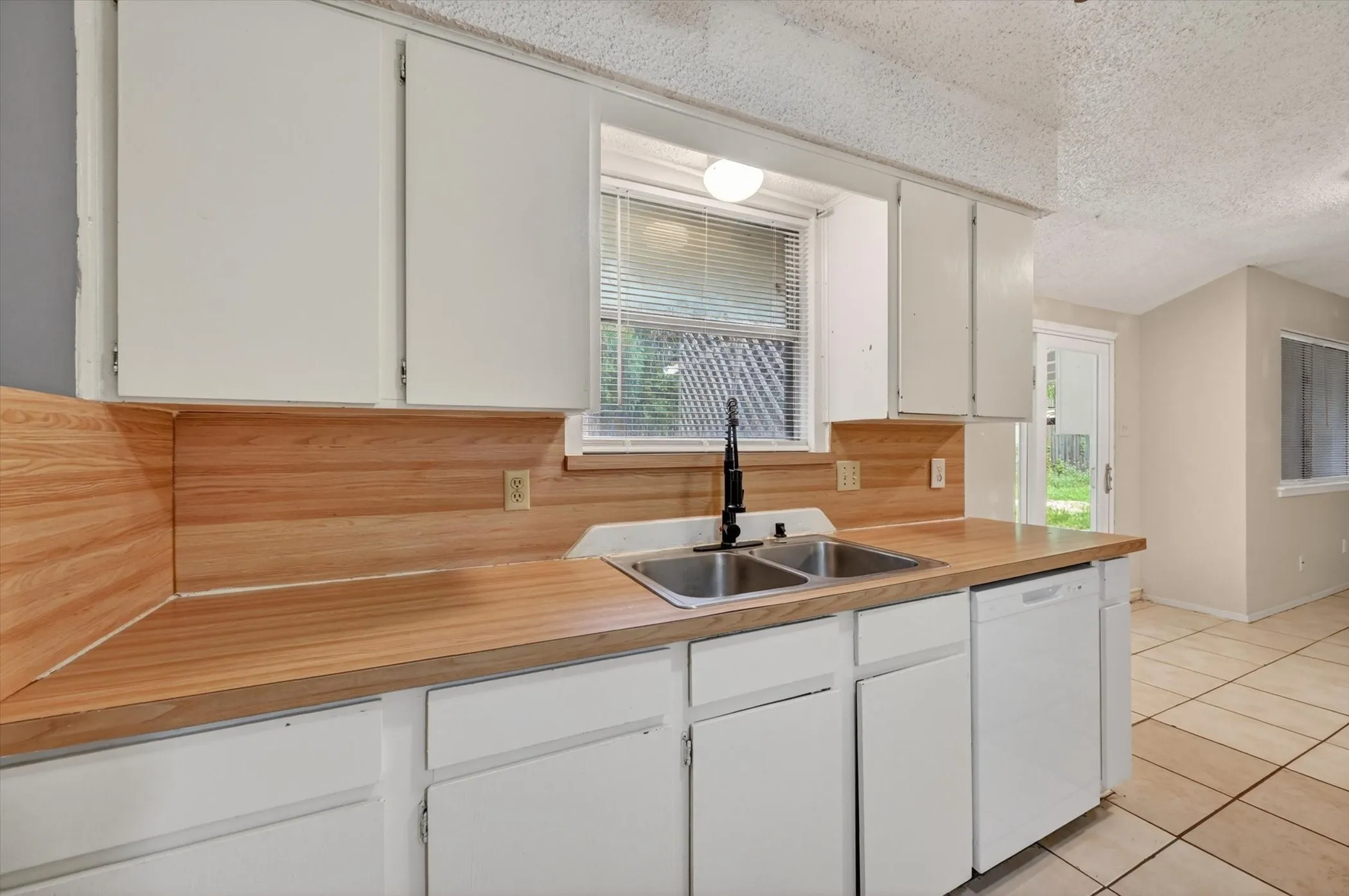 Single Family Residence For Sale in Tarrant County , 207 Water Lane, Crowley, Texas 76036, 3 Bedroom, 2 Bathroom, 2 Garage spaces, 1,092 Sqft, built in 1983, mls#21274737, Real Estate Agent in Crowley, Homes For Sale in Tarrant county, Homes For Sale in Crowley, Realtor in Crowley Texas, Real Estate Brokerage Independent Realty Texas, Luminita Cordes Realtor