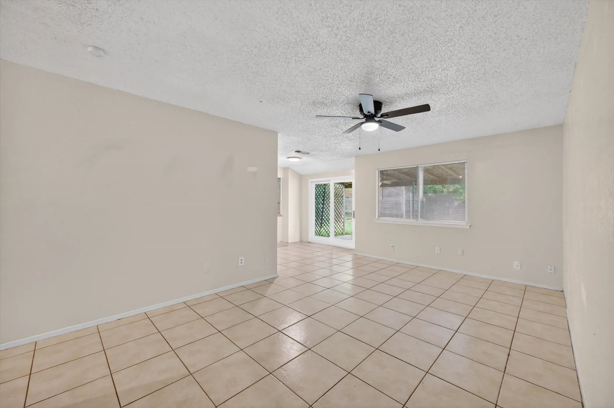 Single Family Residence For Sale in Tarrant County , 207 Water Lane, Crowley, Texas 76036, 3 Bedroom, 2 Bathroom, 2 Garage spaces, 1,092 Sqft, built in 1983, mls#21274737, Real Estate Agent in Crowley, Homes For Sale in Tarrant county, Homes For Sale in Crowley, Realtor in Crowley Texas, Real Estate Brokerage Independent Realty Texas, Luminita Cordes Realtor