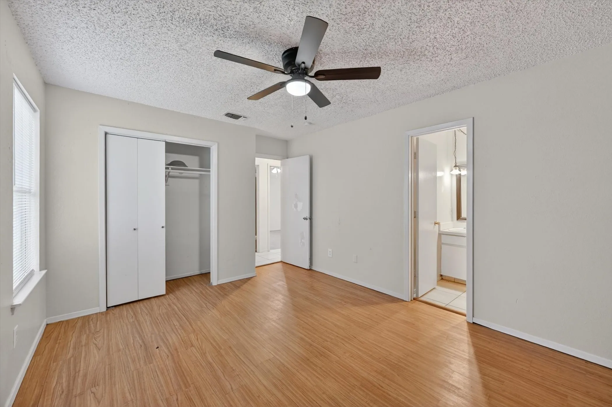Single Family Residence For Sale in Tarrant County , 207 Water Lane, Crowley, Texas 76036, 3 Bedroom, 2 Bathroom, 2 Garage spaces, 1,092 Sqft, built in 1983, mls#21274737, Real Estate Agent in Crowley, Homes For Sale in Tarrant county, Homes For Sale in Crowley, Realtor in Crowley Texas, Real Estate Brokerage Independent Realty Texas, Luminita Cordes Realtor