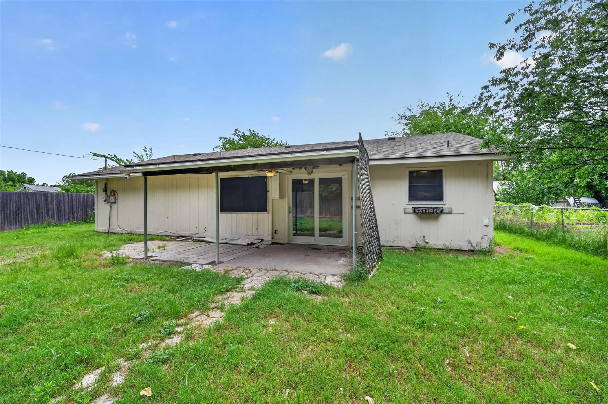 Single Family Residence For Sale in Tarrant County , 207 Water Lane, Crowley, Texas 76036, 3 Bedroom, 2 Bathroom, 2 Garage spaces, 1,092 Sqft, built in 1983, mls#21274737, Real Estate Agent in Crowley, Homes For Sale in Tarrant county, Homes For Sale in Crowley, Realtor in Crowley Texas, Real Estate Brokerage Independent Realty Texas, Luminita Cordes Realtor