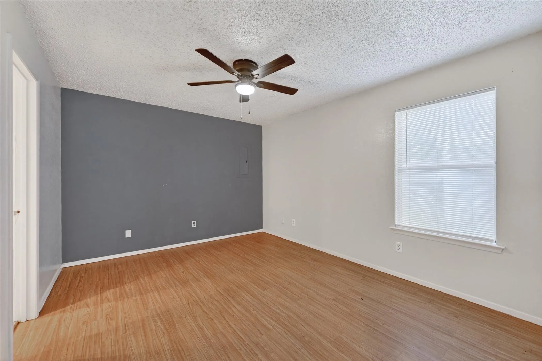 Single Family Residence For Sale in Tarrant County , 207 Water Lane, Crowley, Texas 76036, 3 Bedroom, 2 Bathroom, 2 Garage spaces, 1,092 Sqft, built in 1983, mls#21274737, Real Estate Agent in Crowley, Homes For Sale in Tarrant county, Homes For Sale in Crowley, Realtor in Crowley Texas, Real Estate Brokerage Independent Realty Texas, Luminita Cordes Realtor