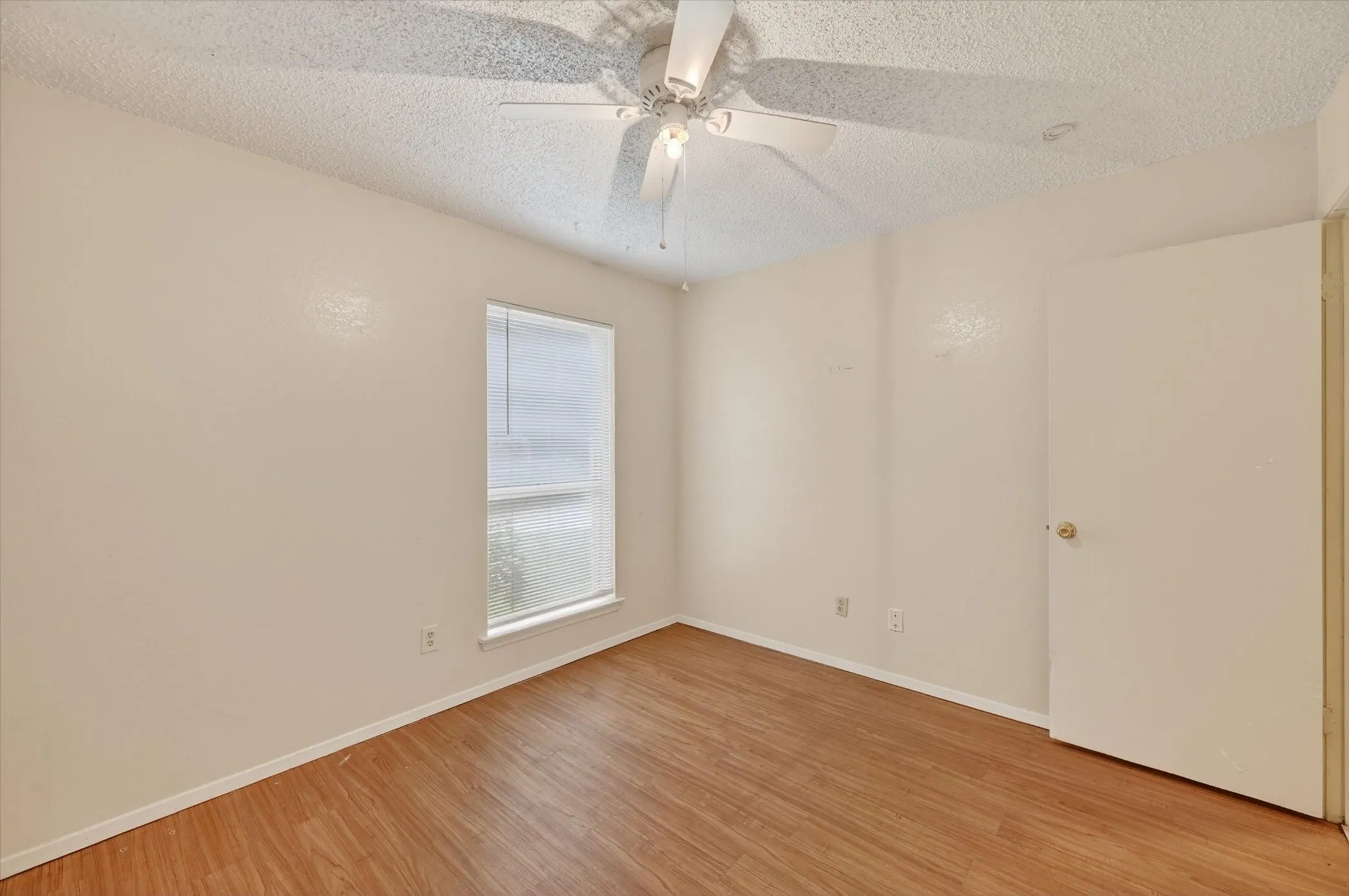 Single Family Residence For Sale in Tarrant County , 207 Water Lane, Crowley, Texas 76036, 3 Bedroom, 2 Bathroom, 2 Garage spaces, 1,092 Sqft, built in 1983, mls#21274737, Real Estate Agent in Crowley, Homes For Sale in Tarrant county, Homes For Sale in Crowley, Realtor in Crowley Texas, Real Estate Brokerage Independent Realty Texas, Luminita Cordes Realtor