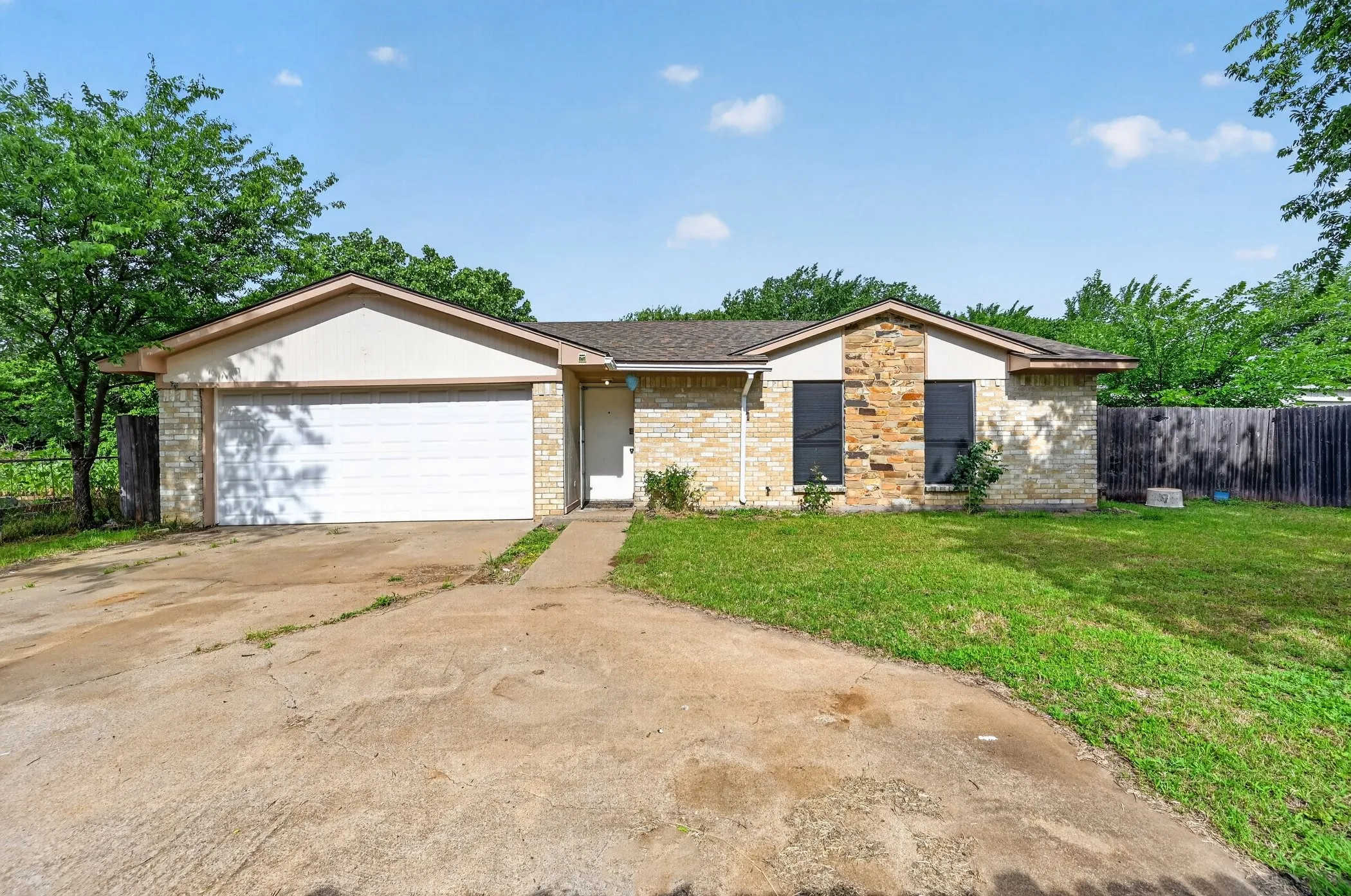 Single Family Residence For Sale in Tarrant County , 207 Water Lane, Crowley, Texas 76036, 3 Bedroom, 2 Bathroom, 2 Garage spaces, 1,092 Sqft, built in 1983, mls#21274737, Real Estate Agent in Crowley, Homes For Sale in Tarrant county, Homes For Sale in Crowley, Realtor in Crowley Texas, Real Estate Brokerage Independent Realty Texas, Luminita Cordes Realtor