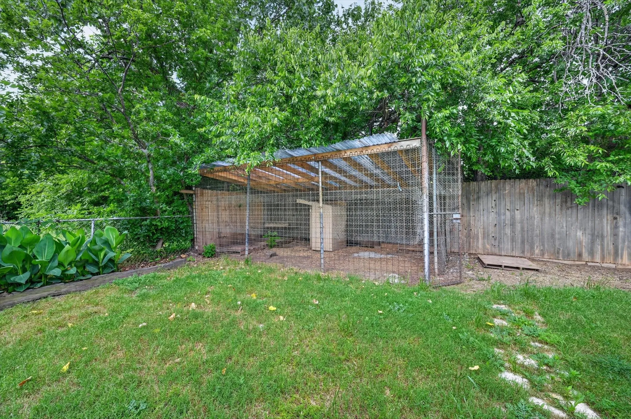 Single Family Residence For Sale in Tarrant County , 207 Water Lane, Crowley, Texas 76036, 3 Bedroom, 2 Bathroom, 2 Garage spaces, 1,092 Sqft, built in 1983, mls#21274737, Real Estate Agent in Crowley, Homes For Sale in Tarrant county, Homes For Sale in Crowley, Realtor in Crowley Texas, Real Estate Brokerage Independent Realty Texas, Luminita Cordes Realtor