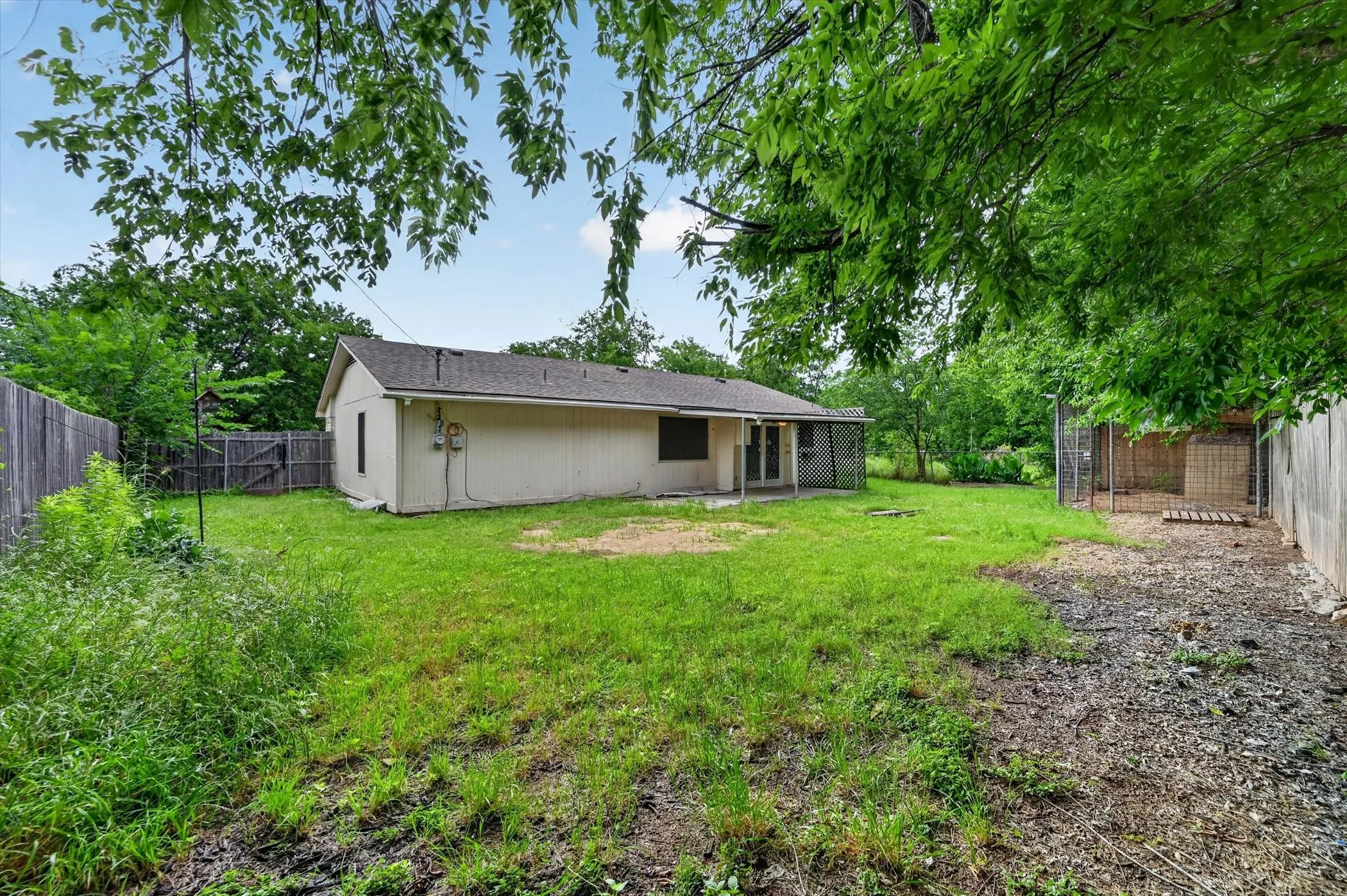 Single Family Residence For Sale in Tarrant County , 207 Water Lane, Crowley, Texas 76036, 3 Bedroom, 2 Bathroom, 2 Garage spaces, 1,092 Sqft, built in 1983, mls#21274737, Real Estate Agent in Crowley, Homes For Sale in Tarrant county, Homes For Sale in Crowley, Realtor in Crowley Texas, Real Estate Brokerage Independent Realty Texas, Luminita Cordes Realtor