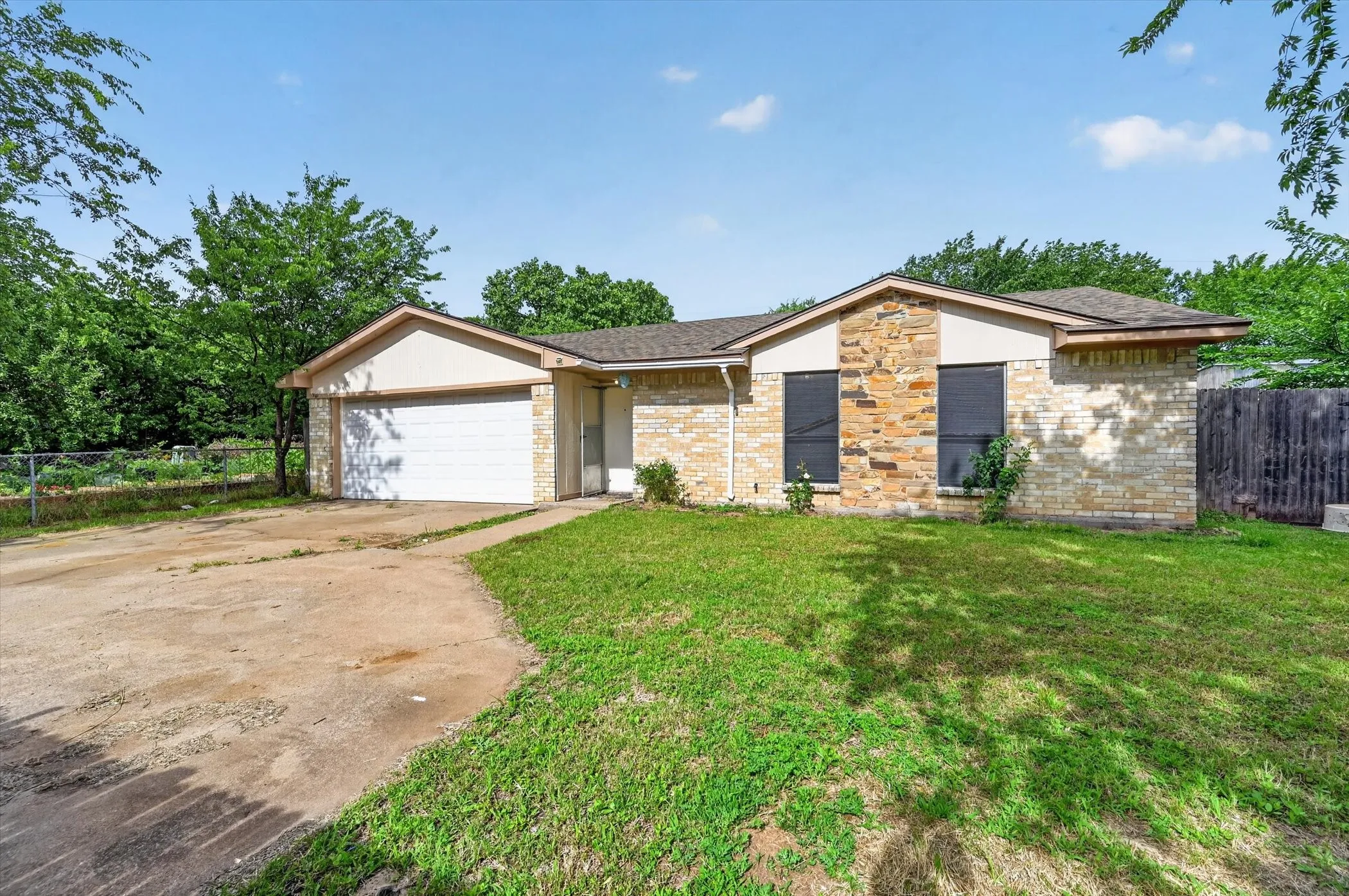 Single Family Residence For Sale in Tarrant County , 207 Water Lane, Crowley, Texas 76036, 3 Bedroom, 2 Bathroom, 2 Garage spaces, 1,092 Sqft, built in 1983, mls#21274737, Real Estate Agent in Crowley, Homes For Sale in Tarrant county, Homes For Sale in Crowley, Realtor in Crowley Texas, Real Estate Brokerage Independent Realty Texas, Luminita Cordes Realtor