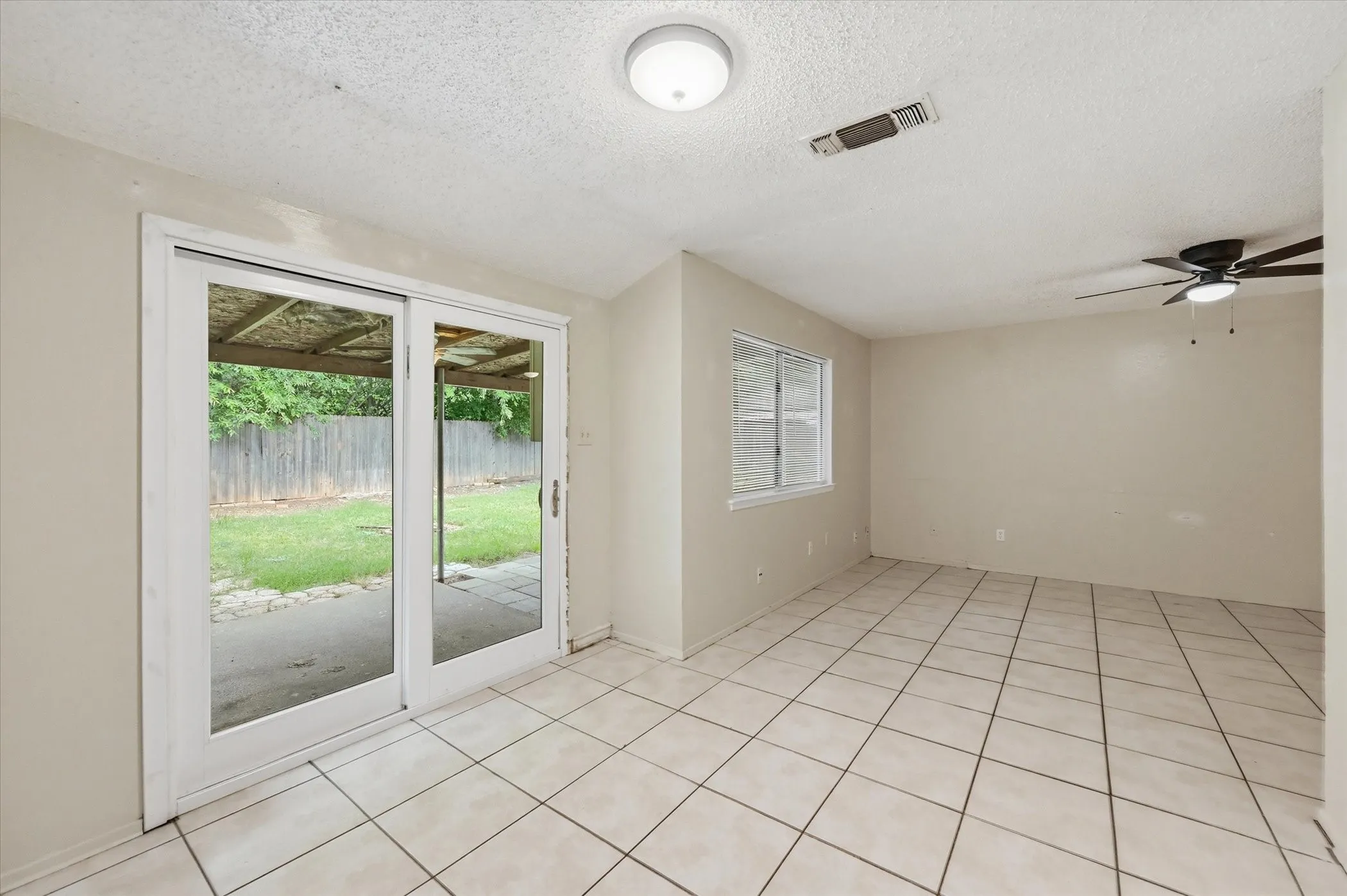 Single Family Residence For Sale in Tarrant County , 207 Water Lane, Crowley, Texas 76036, 3 Bedroom, 2 Bathroom, 2 Garage spaces, 1,092 Sqft, built in 1983, mls#21274737, Real Estate Agent in Crowley, Homes For Sale in Tarrant county, Homes For Sale in Crowley, Realtor in Crowley Texas, Real Estate Brokerage Independent Realty Texas, Luminita Cordes Realtor