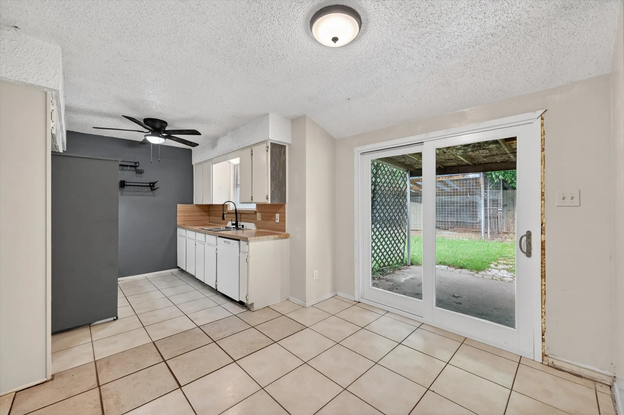 Single Family Residence For Sale in Tarrant County , 207 Water Lane, Crowley, Texas 76036, 3 Bedroom, 2 Bathroom, 2 Garage spaces, 1,092 Sqft, built in 1983, mls#21274737, Real Estate Agent in Crowley, Homes For Sale in Tarrant county, Homes For Sale in Crowley, Realtor in Crowley Texas, Real Estate Brokerage Independent Realty Texas, Luminita Cordes Realtor