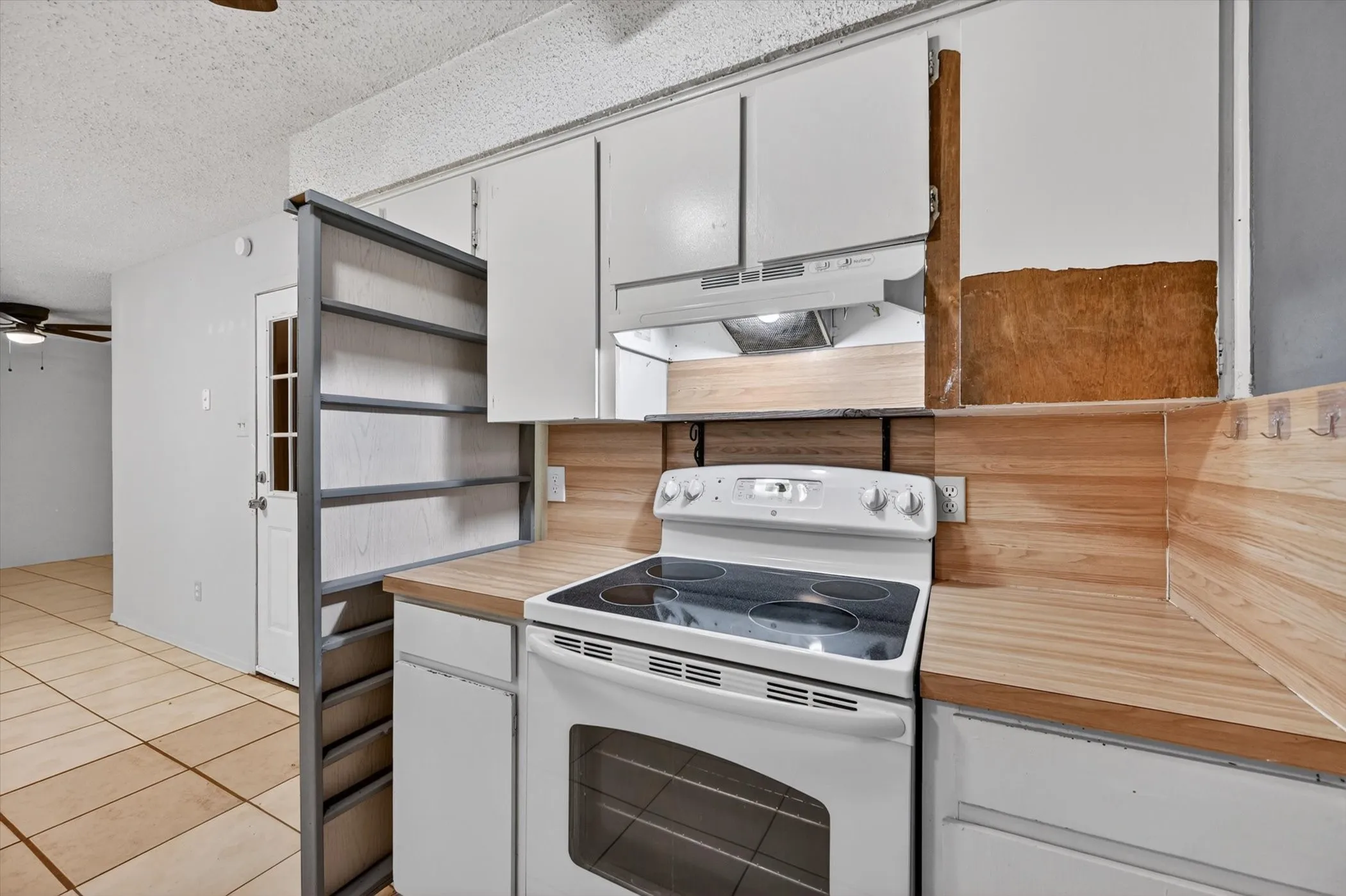 Single Family Residence For Sale in Tarrant County , 207 Water Lane, Crowley, Texas 76036, 3 Bedroom, 2 Bathroom, 2 Garage spaces, 1,092 Sqft, built in 1983, mls#21274737, Real Estate Agent in Crowley, Homes For Sale in Tarrant county, Homes For Sale in Crowley, Realtor in Crowley Texas, Real Estate Brokerage Independent Realty Texas, Luminita Cordes Realtor