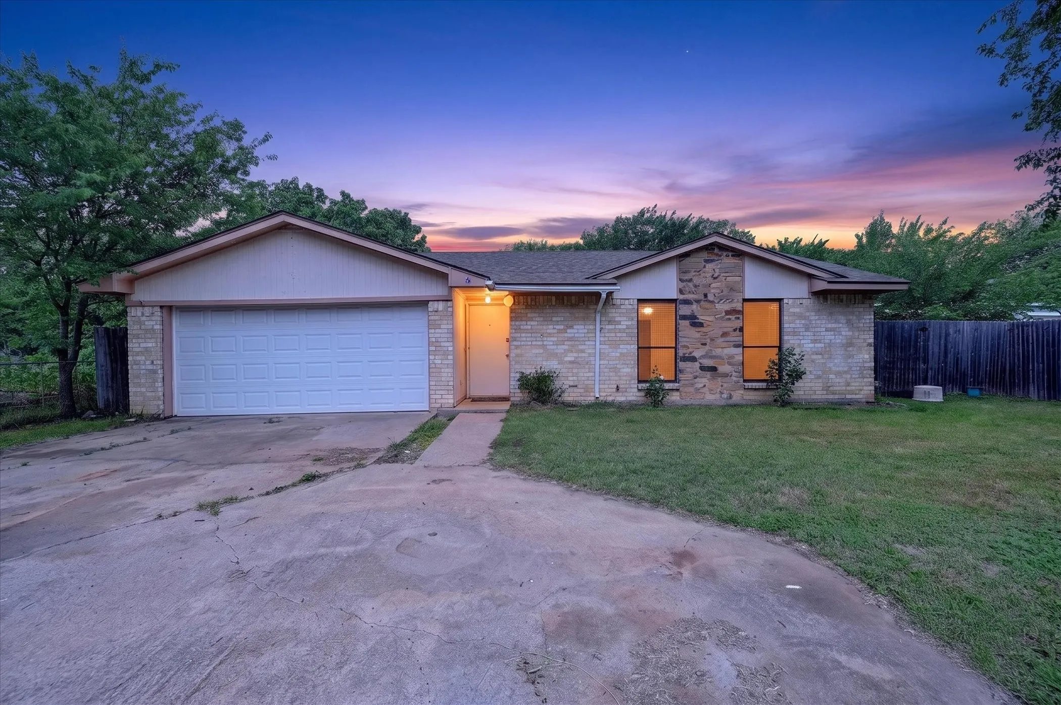 Single Family Residence For Sale in Tarrant County , 207 Water Lane, Crowley, Texas 76036, 3 Bedroom, 2 Bathroom, 2 Garage spaces, 1,092 Sqft, built in 1983, mls#21274737, Real Estate Agent in Crowley, Homes For Sale in Tarrant county, Homes For Sale in Crowley, Realtor in Crowley Texas, Real Estate Brokerage Independent Realty Texas, Luminita Cordes Realtor