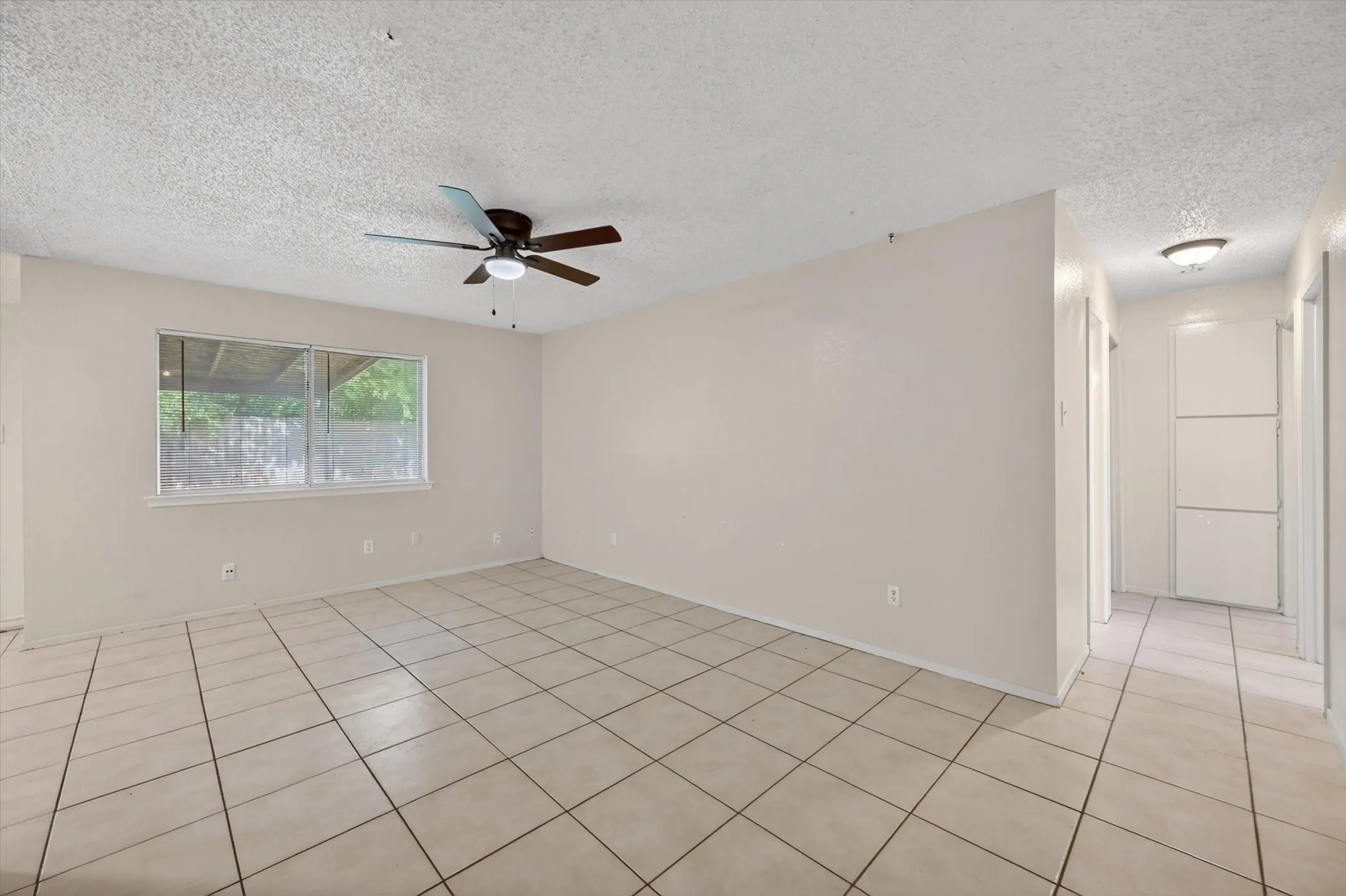 Single Family Residence For Sale in Tarrant County , 207 Water Lane, Crowley, Texas 76036, 3 Bedroom, 2 Bathroom, 2 Garage spaces, 1,092 Sqft, built in 1983, mls#21274737, Real Estate Agent in Crowley, Homes For Sale in Tarrant county, Homes For Sale in Crowley, Realtor in Crowley Texas, Real Estate Brokerage Independent Realty Texas, Luminita Cordes Realtor