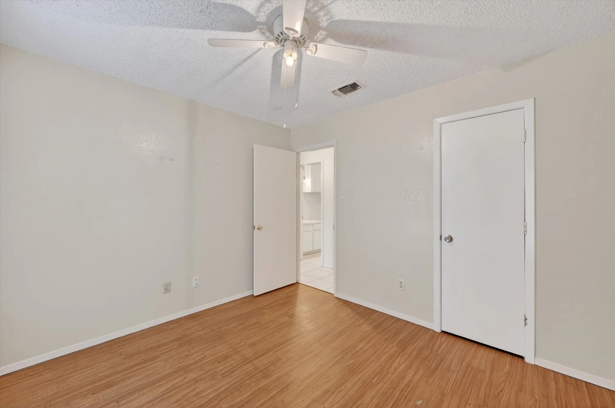 Single Family Residence For Sale in Tarrant County , 207 Water Lane, Crowley, Texas 76036, 3 Bedroom, 2 Bathroom, 2 Garage spaces, 1,092 Sqft, built in 1983, mls#21274737, Real Estate Agent in Crowley, Homes For Sale in Tarrant county, Homes For Sale in Crowley, Realtor in Crowley Texas, Real Estate Brokerage Independent Realty Texas, Luminita Cordes Realtor