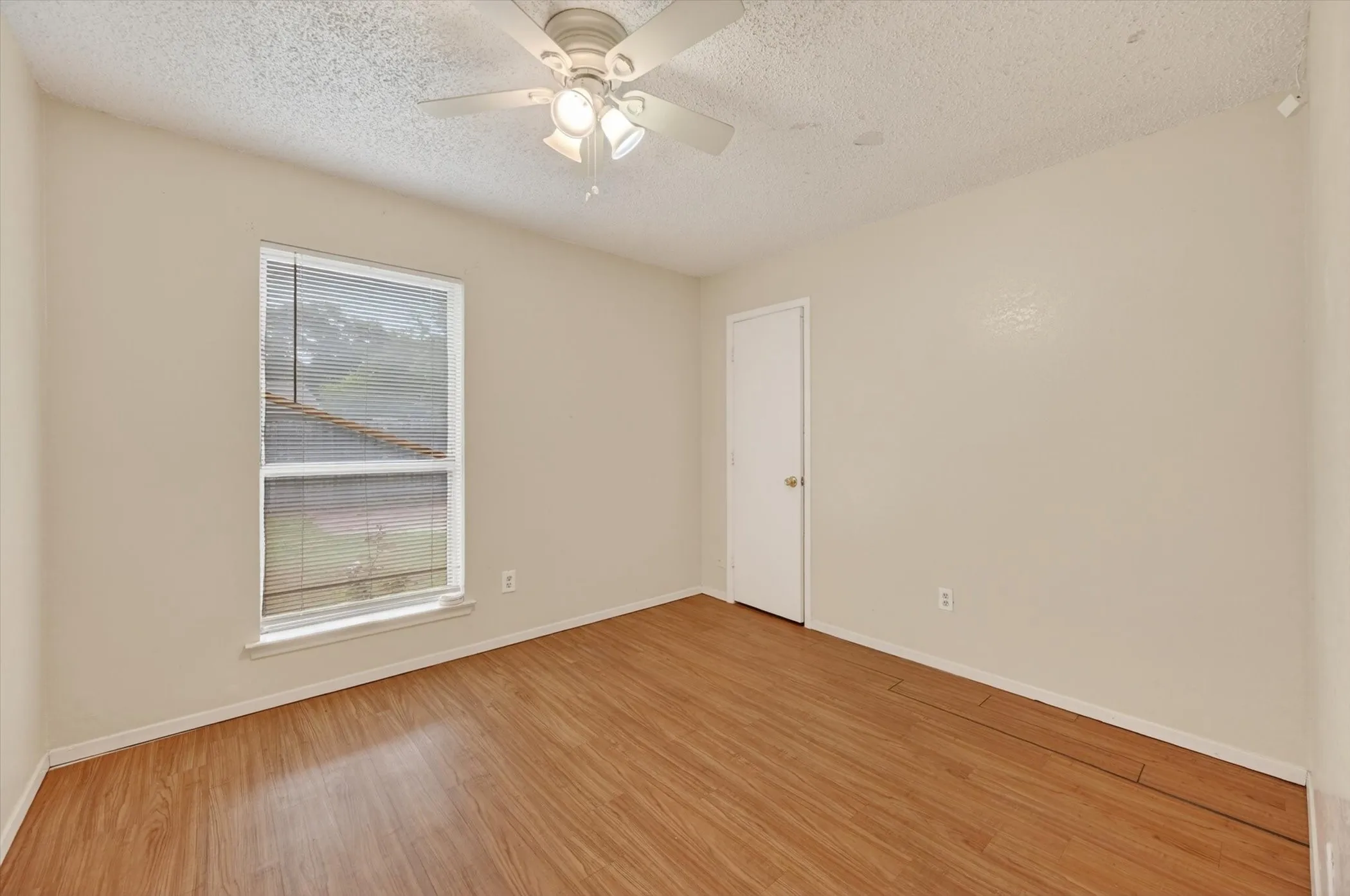 Single Family Residence For Sale in Tarrant County , 207 Water Lane, Crowley, Texas 76036, 3 Bedroom, 2 Bathroom, 2 Garage spaces, 1,092 Sqft, built in 1983, mls#21274737, Real Estate Agent in Crowley, Homes For Sale in Tarrant county, Homes For Sale in Crowley, Realtor in Crowley Texas, Real Estate Brokerage Independent Realty Texas, Luminita Cordes Realtor
