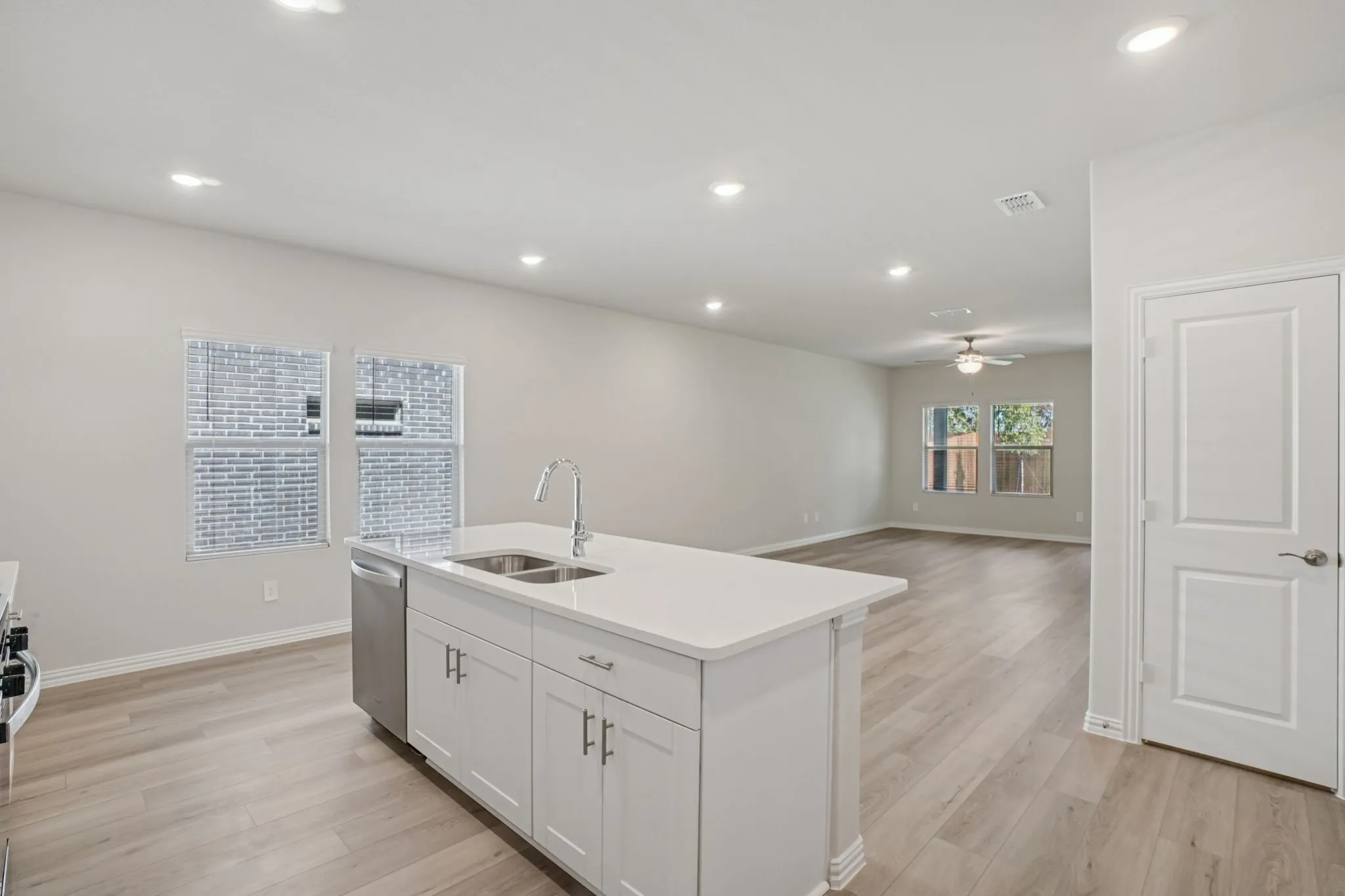  Photo is not of the actual home, but is an inspirational photo of builder’s model home and may depict options, furnishings, and/or decorator features that are not included.
