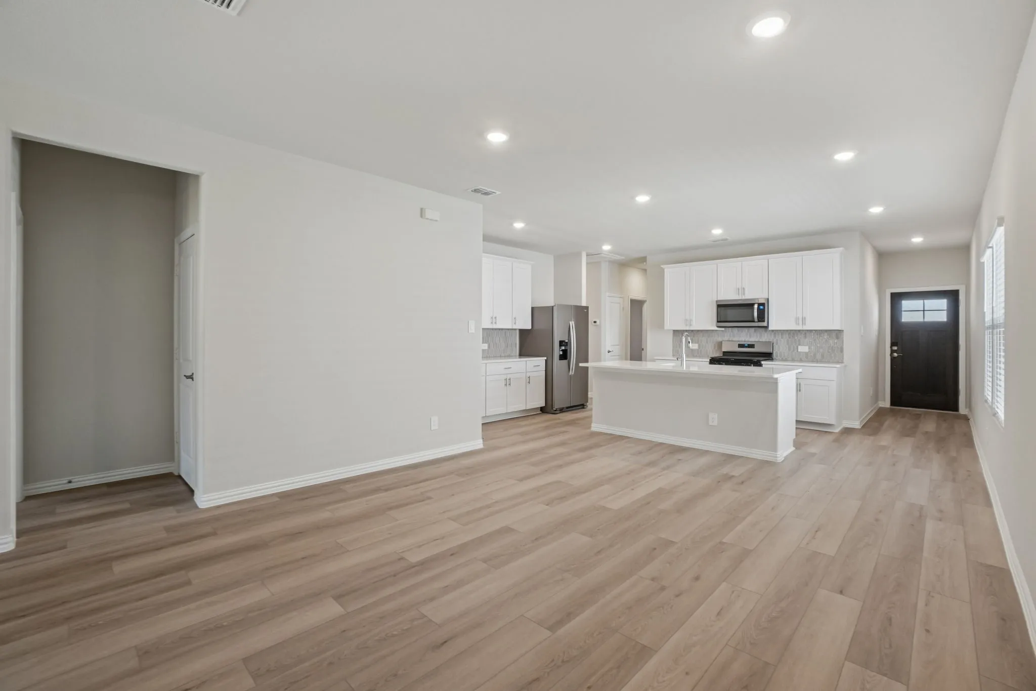  Photo is not of the actual home, but is an inspirational photo of builder’s model home and may depict options, furnishings, and/or decorator features that are not included.
