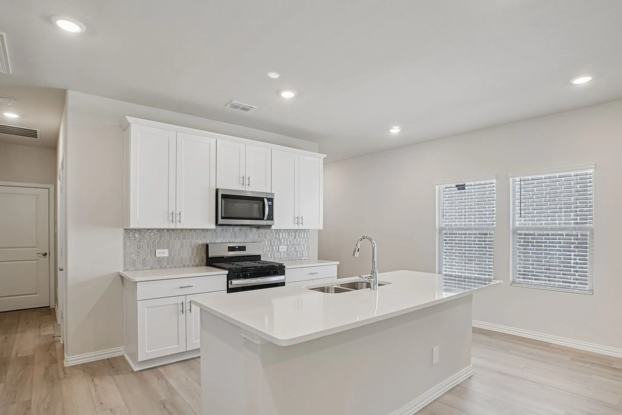  Photo is not of the actual home, but is an inspirational photo of builder’s model home and may depict options, furnishings, and/or decorator features that are not included.
