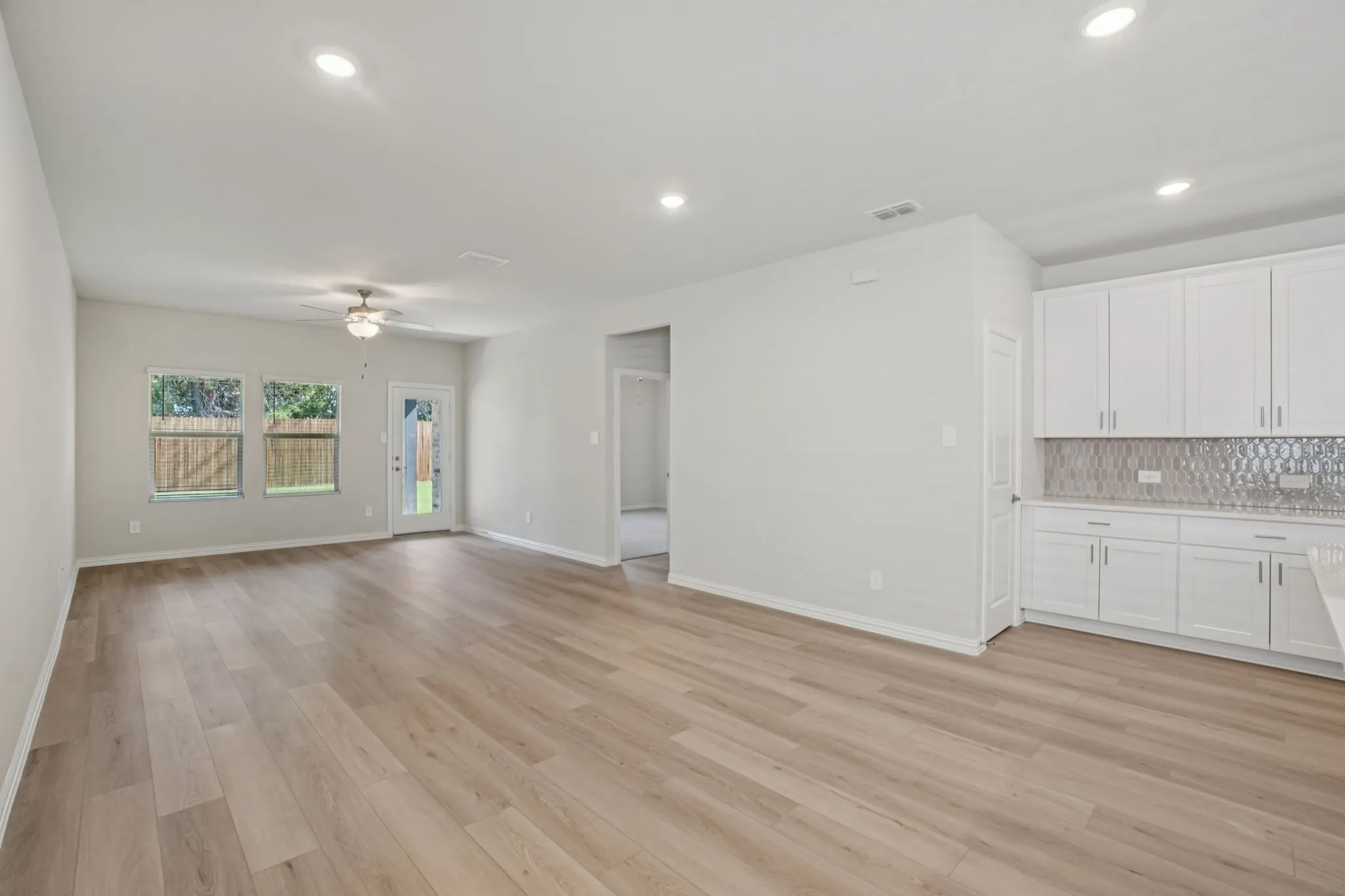  Photo is not of the actual home, but is an inspirational photo of builder’s model home and may depict options, furnishings, and/or decorator features that are not included.
