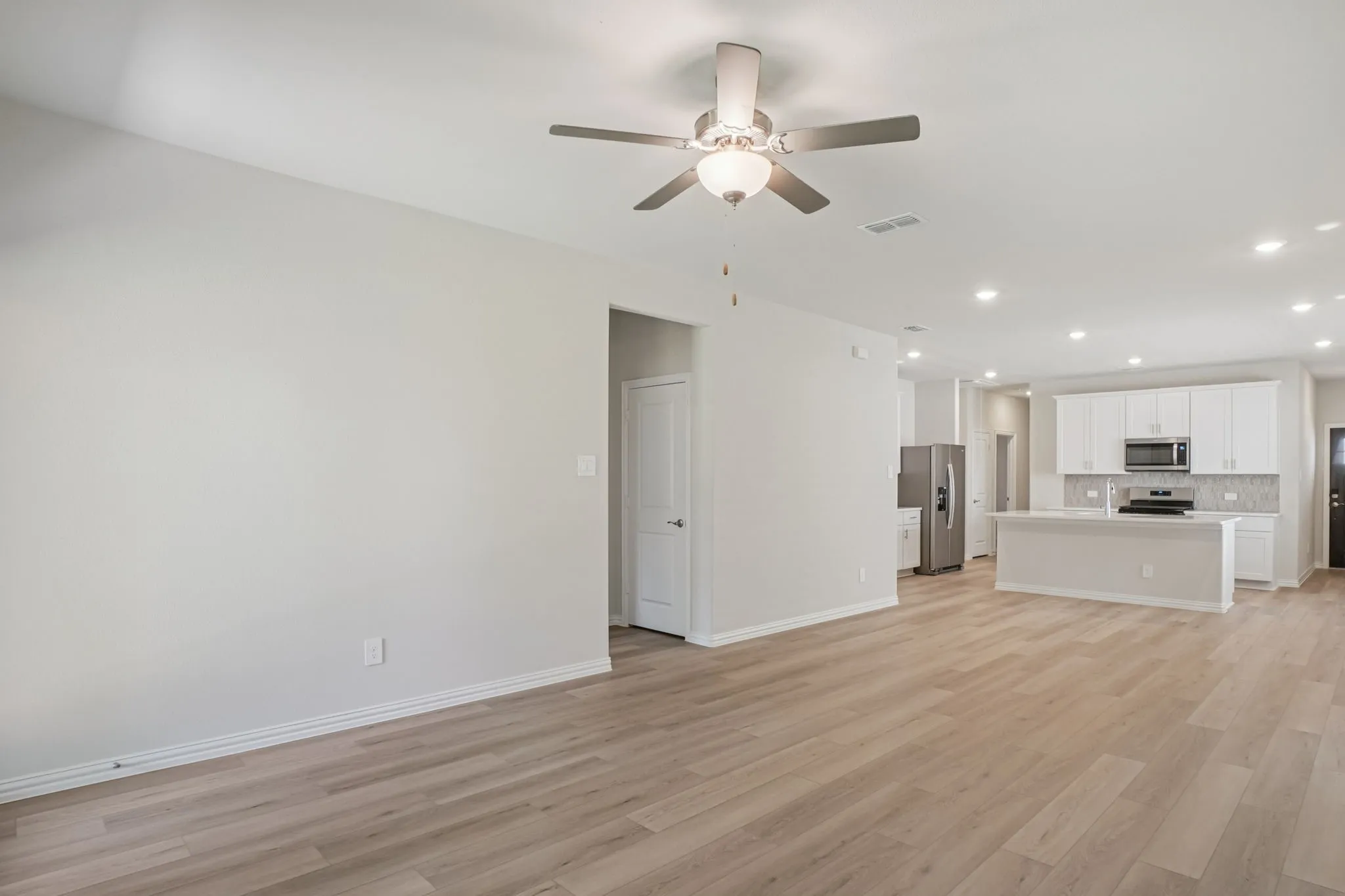  Photo is not of the actual home, but is an inspirational photo of builder’s model home and may depict options, furnishings, and/or decorator features that are not included.
