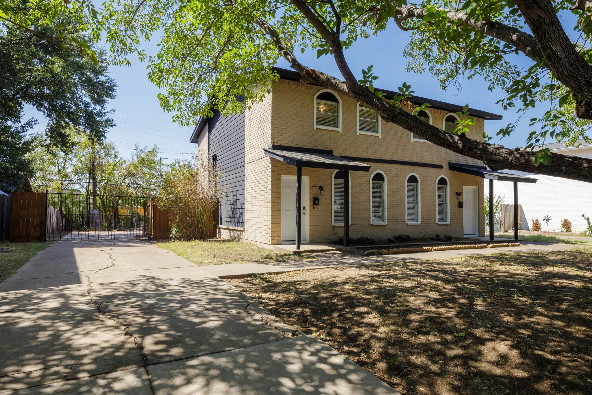 Single Family Residence For Sale in Tarrant County , 2406 Hollandale Circle, Arlington, Texas 76010, 4 Bedrooms, 4 Bathrooms, 2 Garage spaces, 2,244 Sqft, built in 1971, Price $415,000, mls#21272908, Real Estate Agent in Arlington, Homes For Sale in Tarrant county, Homes For Sale in Arlington, Realtor in Arlington Texas, Real Estate Brokerage Independent Realty Texas, Luminita Cordes Realtor