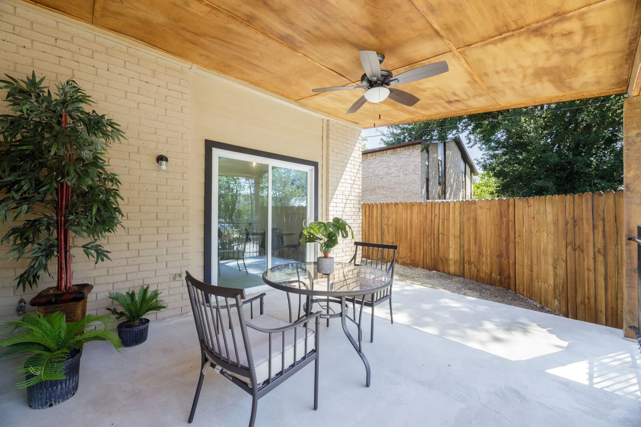 Single Family Residence For Sale in Tarrant County , 2406 Hollandale Circle, Arlington, Texas 76010, 4 Bedrooms, 4 Bathrooms, 2 Garage spaces, 2,244 Sqft, built in 1971, Price $415,000, mls#21272908, Real Estate Agent in Arlington, Homes For Sale in Tarrant county, Homes For Sale in Arlington, Realtor in Arlington Texas, Real Estate Brokerage Independent Realty Texas, Luminita Cordes Realtor