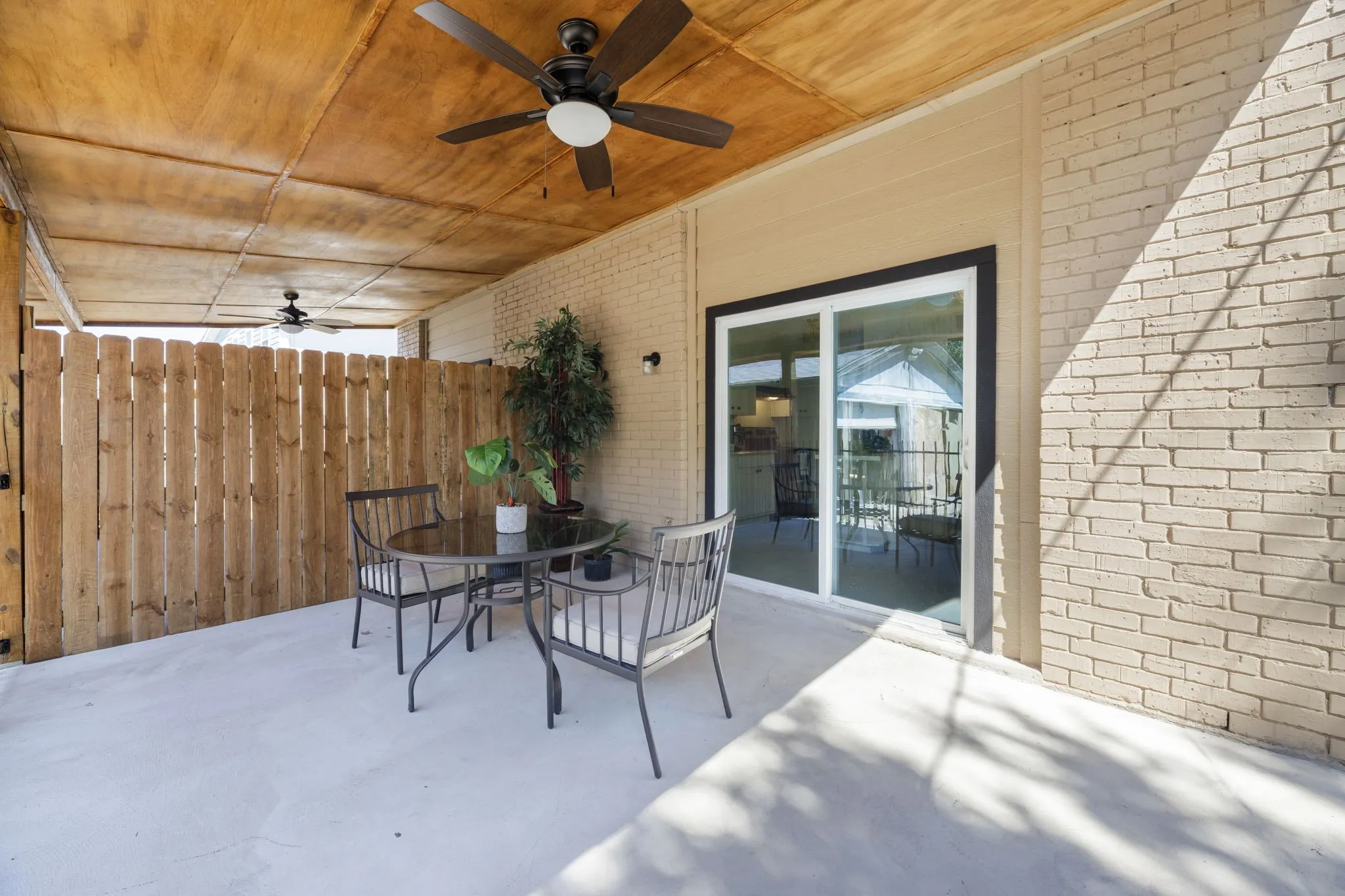 Single Family Residence For Sale in Tarrant County , 2406 Hollandale Circle, Arlington, Texas 76010, 4 Bedrooms, 4 Bathrooms, 2 Garage spaces, 2,244 Sqft, built in 1971, Price $415,000, mls#21272908, Real Estate Agent in Arlington, Homes For Sale in Tarrant county, Homes For Sale in Arlington, Realtor in Arlington Texas, Real Estate Brokerage Independent Realty Texas, Luminita Cordes Realtor