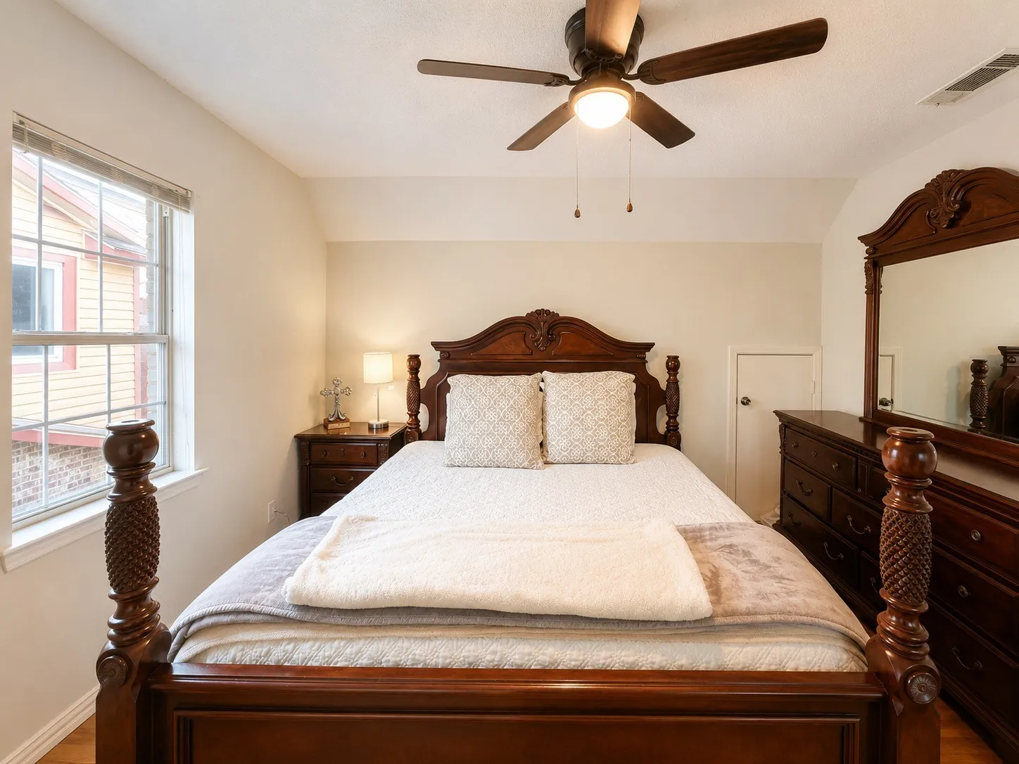 Single Family Residence For Sale in Dallas County , 4001 Glenhaven Drive, Garland, Texas 75042, 4 Bedrooms, 3 Bathrooms, 2 Garage spaces, 2,164 Sqft, built in 1965, Price $345,000, mls#21275026, Real Estate Agent in Garland, Homes For Sale in Dallas county, Homes For Sale in Garland, Realtor in Garland Texas, Real Estate Brokerage Independent Realty Texas, Luminita Cordes Realtor