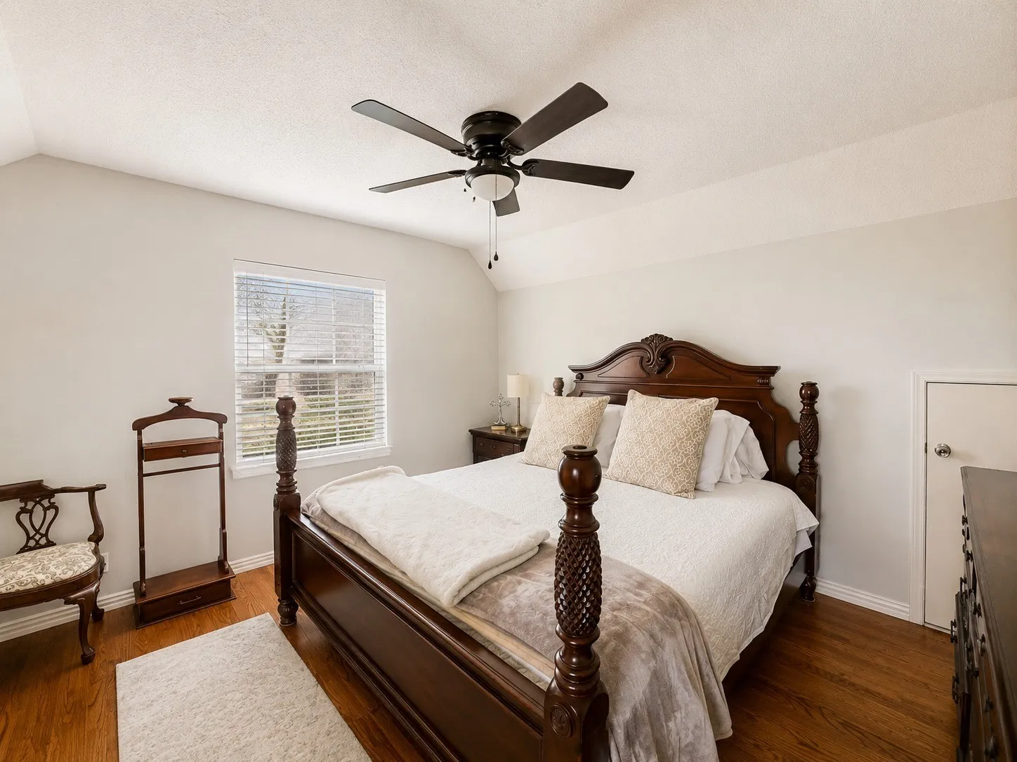 Single Family Residence For Sale in Dallas County , 4001 Glenhaven Drive, Garland, Texas 75042, 4 Bedrooms, 3 Bathrooms, 2 Garage spaces, 2,164 Sqft, built in 1965, Price $345,000, mls#21275026, Real Estate Agent in Garland, Homes For Sale in Dallas county, Homes For Sale in Garland, Realtor in Garland Texas, Real Estate Brokerage Independent Realty Texas, Luminita Cordes Realtor