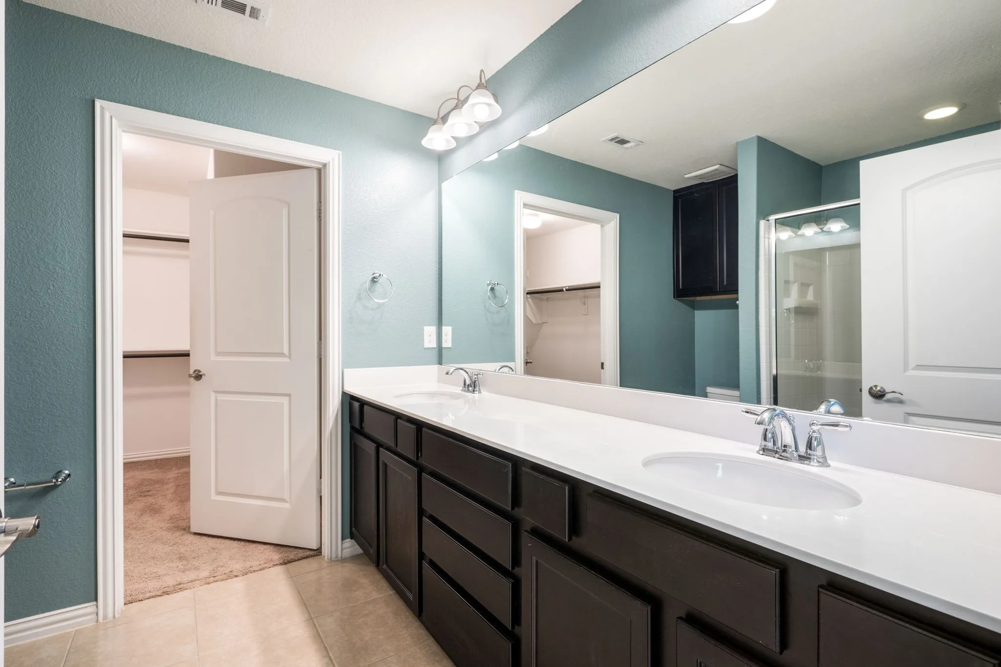 Roomy primary en-suite bath with 2 sinks.
