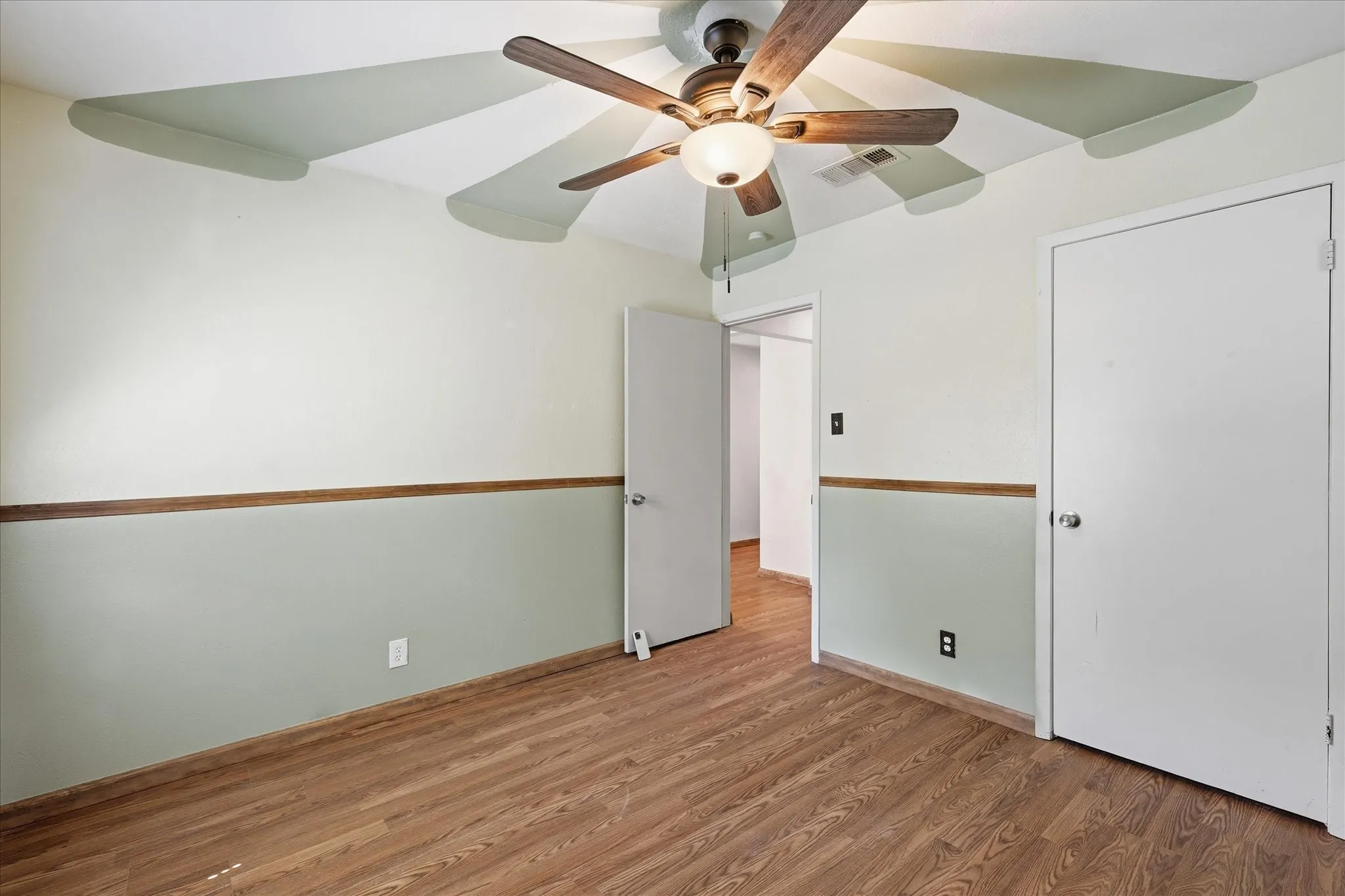 Single Family Residence For Sale in Tarrant County , 6609 Emily Drive, Watauga, Texas 76148, 3 Bedroom, 2 Bathroom, 2 Garage spaces, 1,133 Sqft, built in 1971, mls#21275452, Real Estate Agent in Watauga, Homes For Sale in Tarrant county, Homes For Sale in Watauga, Realtor in Watauga Texas, Real Estate Brokerage Independent Realty Texas, Luminita Cordes Realtor