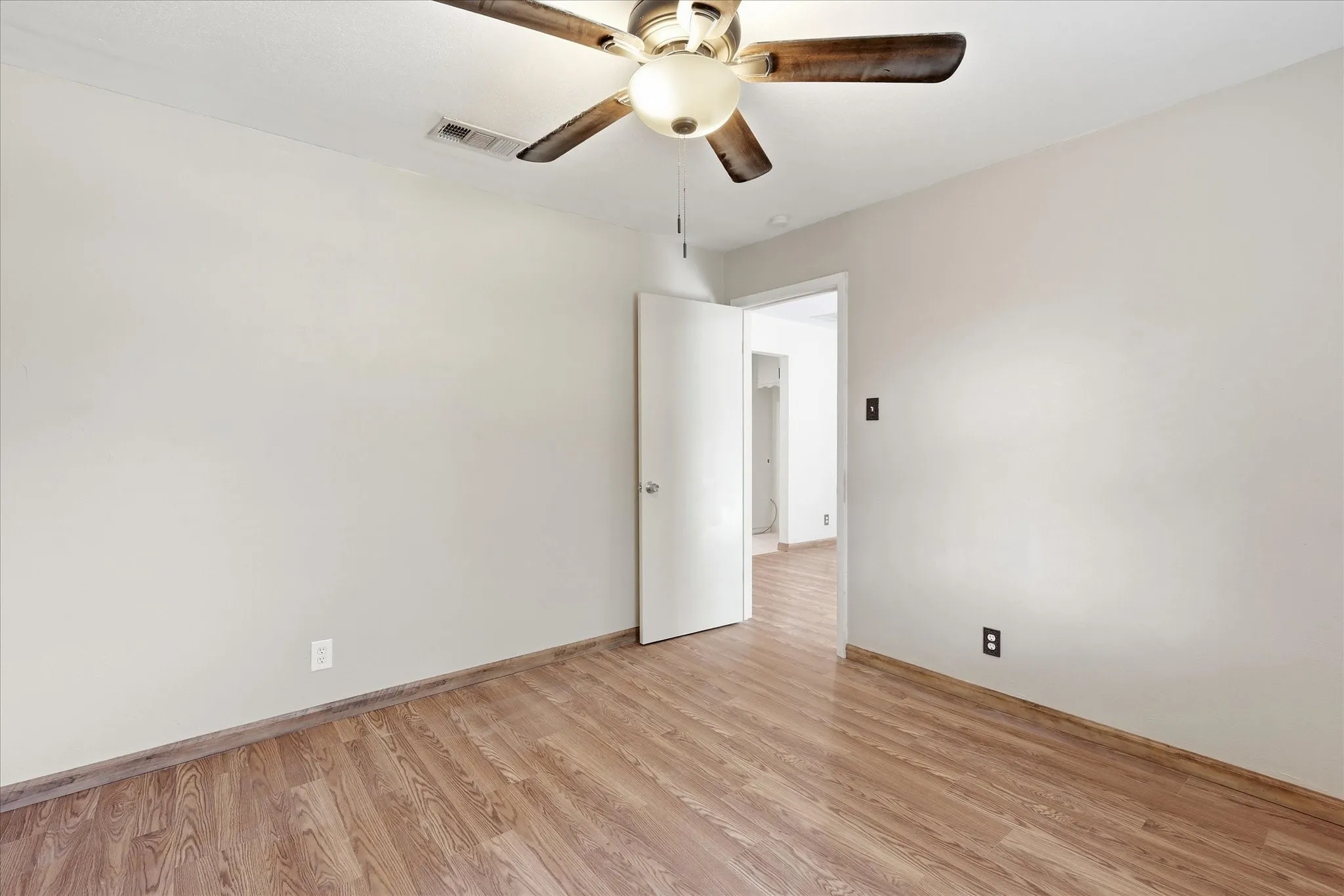 Single Family Residence For Sale in Tarrant County , 6609 Emily Drive, Watauga, Texas 76148, 3 Bedroom, 2 Bathroom, 2 Garage spaces, 1,133 Sqft, built in 1971, mls#21275452, Real Estate Agent in Watauga, Homes For Sale in Tarrant county, Homes For Sale in Watauga, Realtor in Watauga Texas, Real Estate Brokerage Independent Realty Texas, Luminita Cordes Realtor
