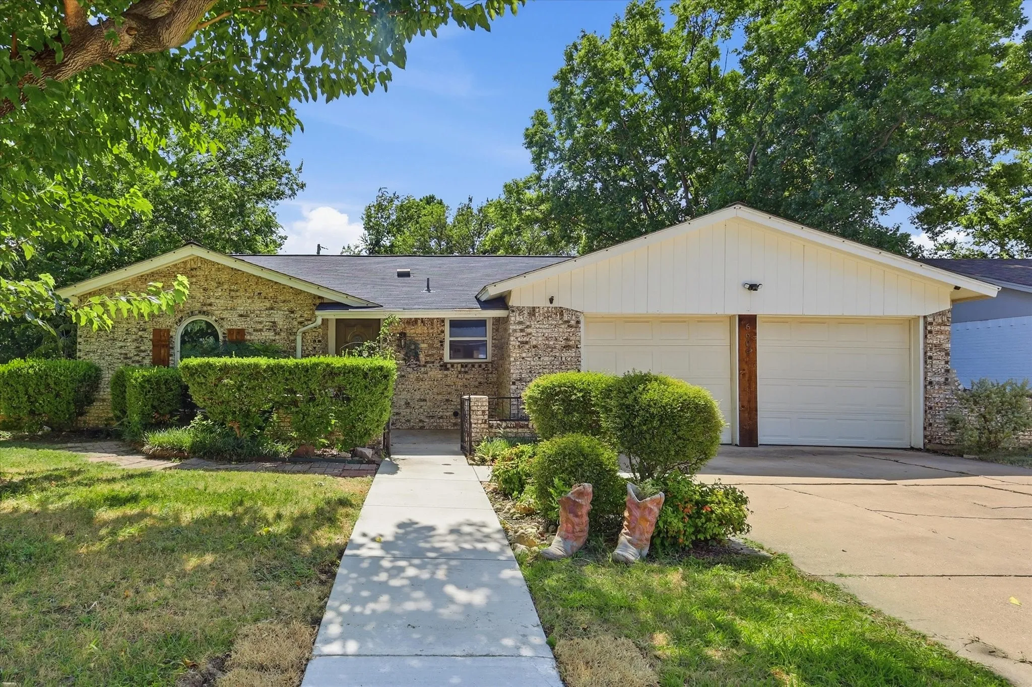 Single Family Residence For Sale in Tarrant County , 6609 Emily Drive, Watauga, Texas 76148, 3 Bedroom, 2 Bathroom, 2 Garage spaces, 1,133 Sqft, built in 1971, mls#21275452, Real Estate Agent in Watauga, Homes For Sale in Tarrant county, Homes For Sale in Watauga, Realtor in Watauga Texas, Real Estate Brokerage Independent Realty Texas, Luminita Cordes Realtor