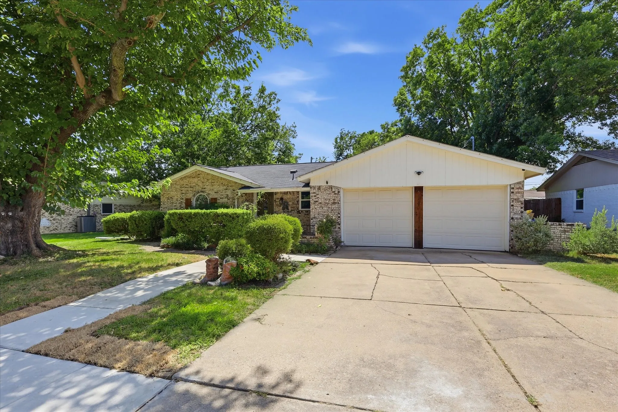 Single Family Residence For Sale in Tarrant County , 6609 Emily Drive, Watauga, Texas 76148, 3 Bedroom, 2 Bathroom, 2 Garage spaces, 1,133 Sqft, built in 1971, mls#21275452, Real Estate Agent in Watauga, Homes For Sale in Tarrant county, Homes For Sale in Watauga, Realtor in Watauga Texas, Real Estate Brokerage Independent Realty Texas, Luminita Cordes Realtor