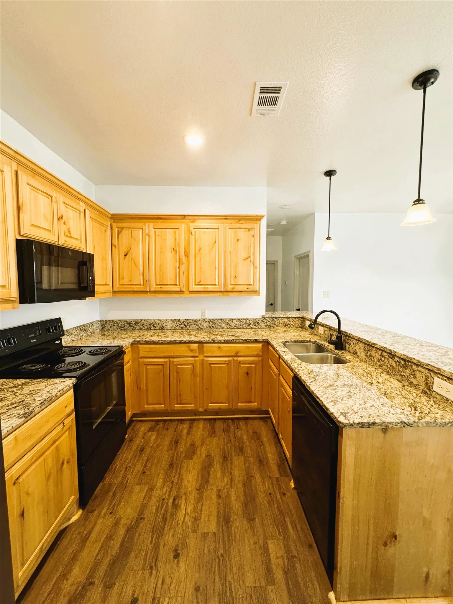 Duplex For Rent in Kaufman County , 212 Lasso Circle, Mabank, Texas 75143, 2 Bedroom, 2 Bathroom, 1 Garage spaces, 1,145 Sqft, built in 2016, mls#21275641, Real Estate Agent in Mabank, Homes For Rent in Kaufman county, Homes For Rent in Mabank, Realtor in Mabank Texas, Real Estate Brokerage Independent Realty Texas, Luminita Cordes Realtor
