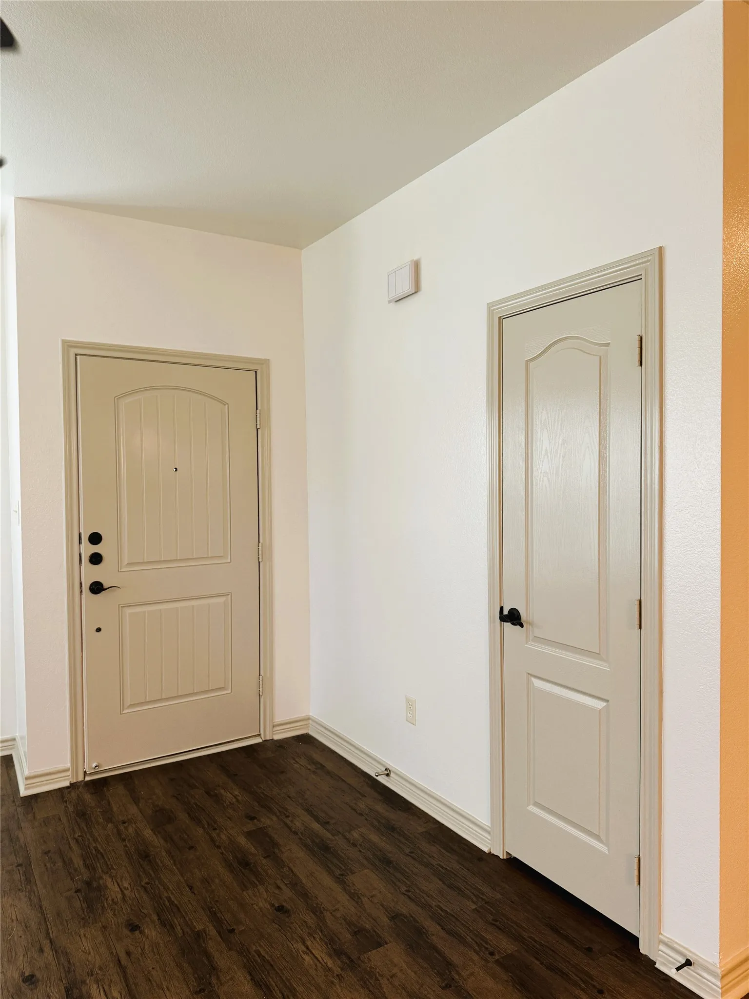 Duplex For Rent in Kaufman County , 212 Lasso Circle, Mabank, Texas 75143, 2 Bedroom, 2 Bathroom, 1 Garage spaces, 1,145 Sqft, built in 2016, mls#21275641, Real Estate Agent in Mabank, Homes For Rent in Kaufman county, Homes For Rent in Mabank, Realtor in Mabank Texas, Real Estate Brokerage Independent Realty Texas, Luminita Cordes Realtor