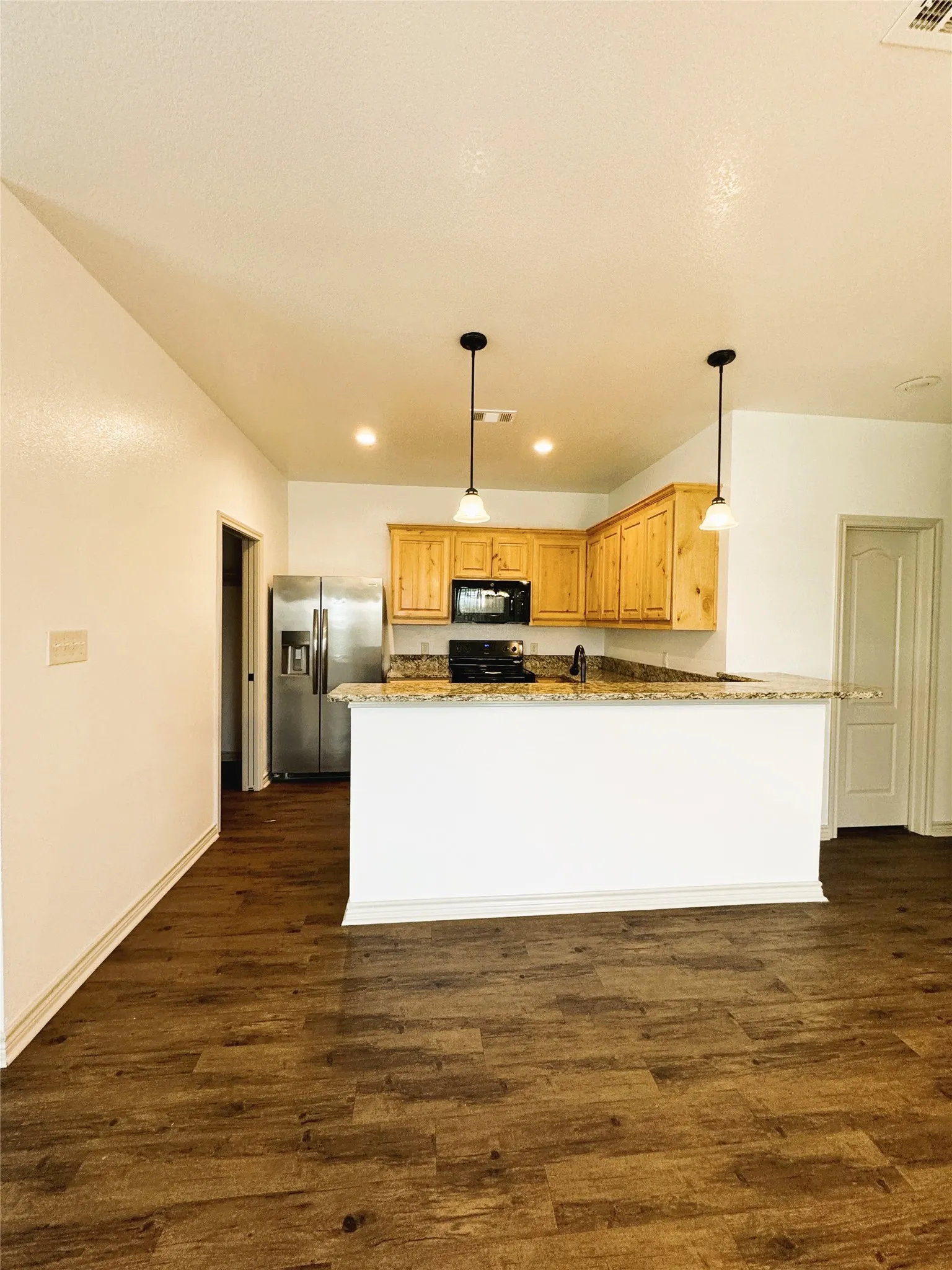 Duplex For Rent in Kaufman County , 212 Lasso Circle, Mabank, Texas 75143, 2 Bedroom, 2 Bathroom, 1 Garage spaces, 1,145 Sqft, built in 2016, mls#21275641, Real Estate Agent in Mabank, Homes For Rent in Kaufman county, Homes For Rent in Mabank, Realtor in Mabank Texas, Real Estate Brokerage Independent Realty Texas, Luminita Cordes Realtor