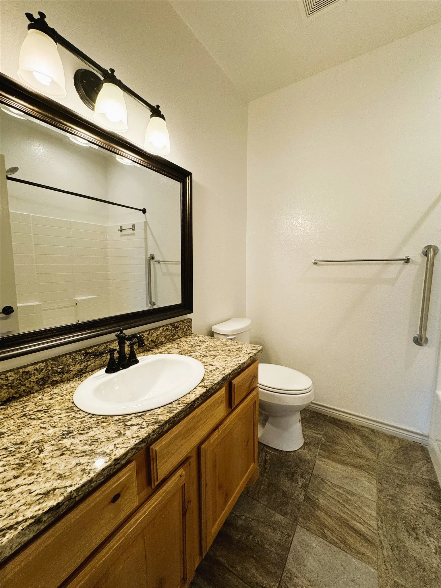 Duplex For Rent in Kaufman County , 212 Lasso Circle, Mabank, Texas 75143, 2 Bedroom, 2 Bathroom, 1 Garage spaces, 1,145 Sqft, built in 2016, mls#21275641, Real Estate Agent in Mabank, Homes For Rent in Kaufman county, Homes For Rent in Mabank, Realtor in Mabank Texas, Real Estate Brokerage Independent Realty Texas, Luminita Cordes Realtor