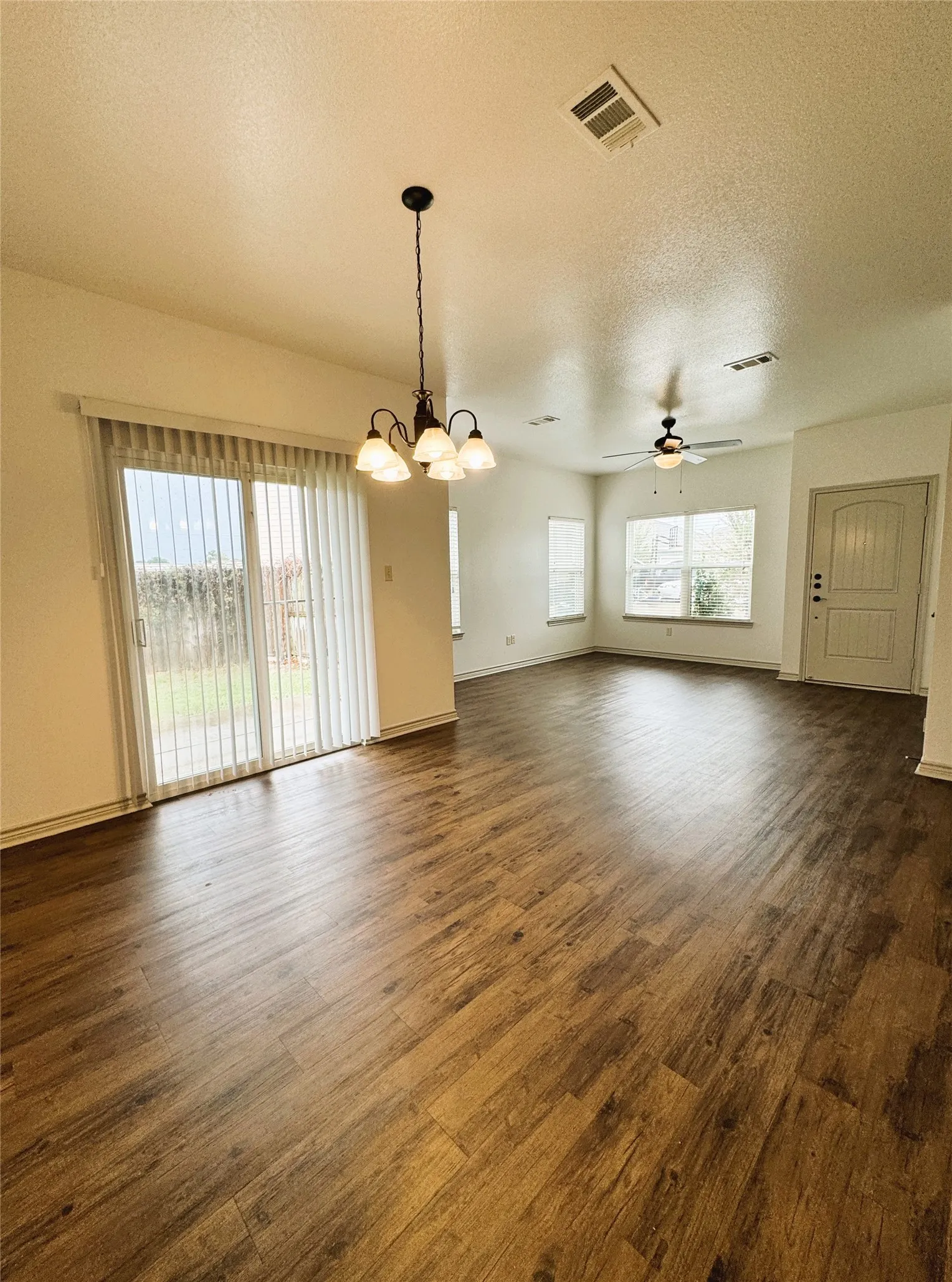 Duplex For Rent in Kaufman County , 212 Lasso Circle, Mabank, Texas 75143, 2 Bedroom, 2 Bathroom, 1 Garage spaces, 1,145 Sqft, built in 2016, mls#21275641, Real Estate Agent in Mabank, Homes For Rent in Kaufman county, Homes For Rent in Mabank, Realtor in Mabank Texas, Real Estate Brokerage Independent Realty Texas, Luminita Cordes Realtor