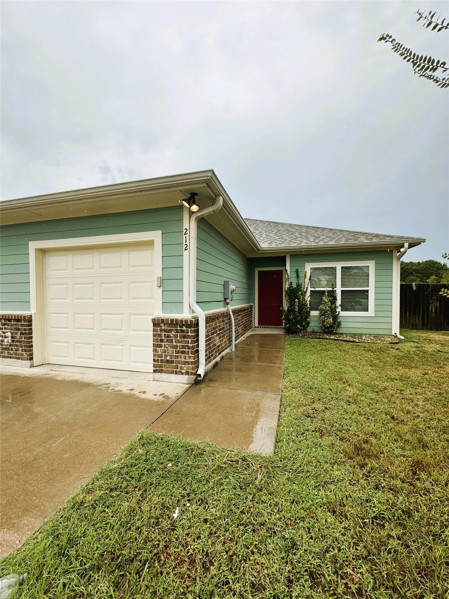 Duplex For Rent in Kaufman County , 212 Lasso Circle, Mabank, Texas 75143, 2 Bedroom, 2 Bathroom, 1 Garage spaces, 1,145 Sqft, built in 2016, mls#21275641, Real Estate Agent in Mabank, Homes For Rent in Kaufman county, Homes For Rent in Mabank, Realtor in Mabank Texas, Real Estate Brokerage Independent Realty Texas, Luminita Cordes Realtor
