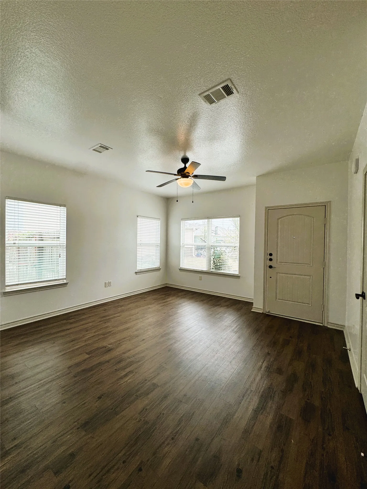 Duplex For Rent in Kaufman County , 212 Lasso Circle, Mabank, Texas 75143, 2 Bedroom, 2 Bathroom, 1 Garage spaces, 1,145 Sqft, built in 2016, mls#21275641, Real Estate Agent in Mabank, Homes For Rent in Kaufman county, Homes For Rent in Mabank, Realtor in Mabank Texas, Real Estate Brokerage Independent Realty Texas, Luminita Cordes Realtor
