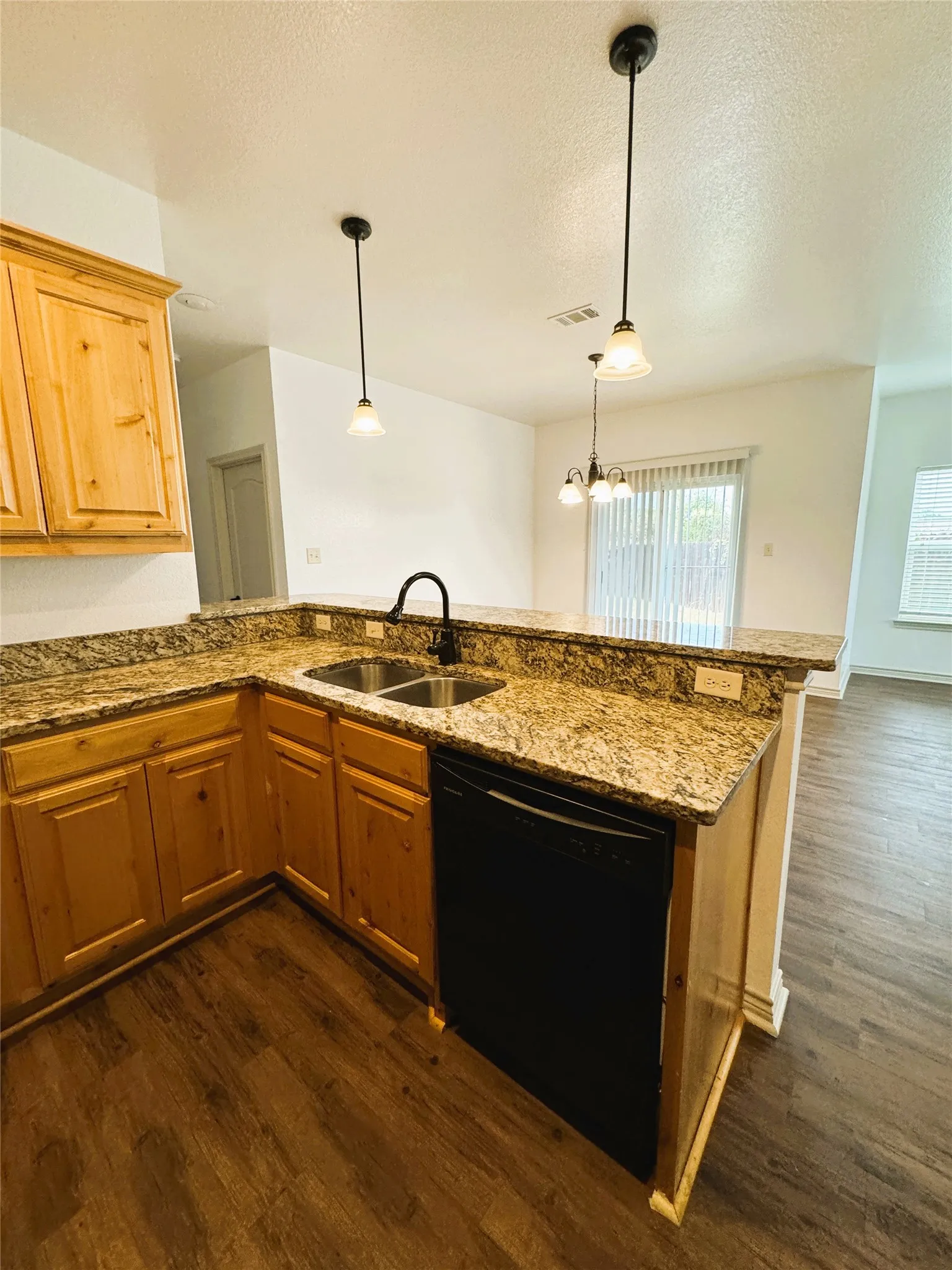 Duplex For Rent in Kaufman County , 212 Lasso Circle, Mabank, Texas 75143, 2 Bedroom, 2 Bathroom, 1 Garage spaces, 1,145 Sqft, built in 2016, mls#21275641, Real Estate Agent in Mabank, Homes For Rent in Kaufman county, Homes For Rent in Mabank, Realtor in Mabank Texas, Real Estate Brokerage Independent Realty Texas, Luminita Cordes Realtor