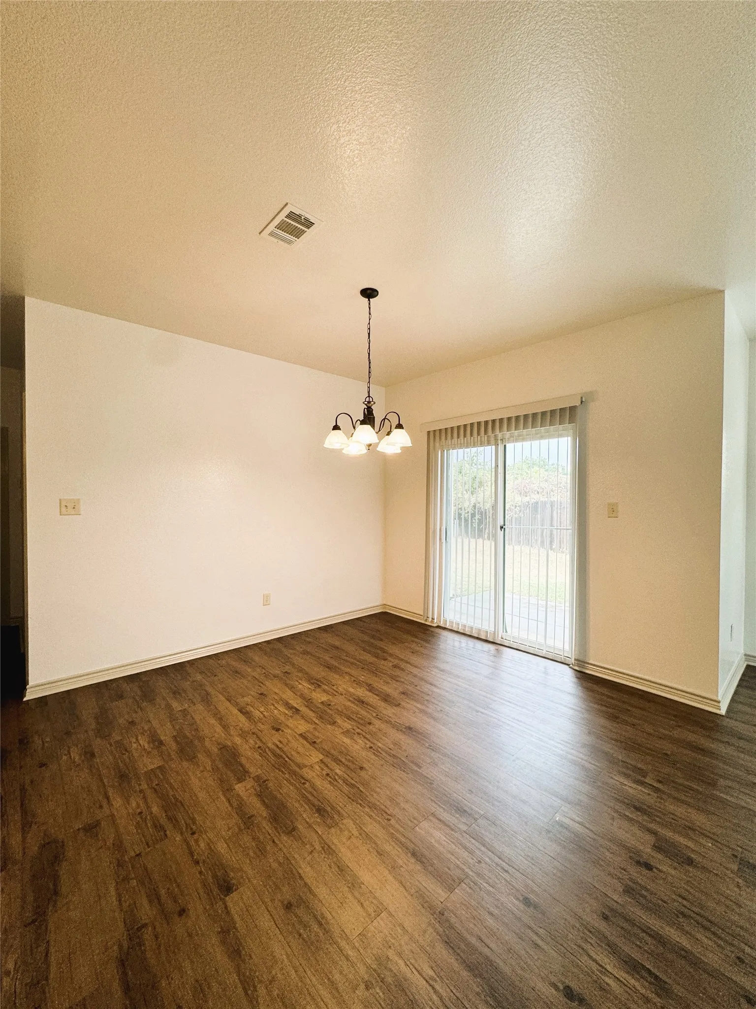 Duplex For Rent in Kaufman County , 212 Lasso Circle, Mabank, Texas 75143, 2 Bedroom, 2 Bathroom, 1 Garage spaces, 1,145 Sqft, built in 2016, mls#21275641, Real Estate Agent in Mabank, Homes For Rent in Kaufman county, Homes For Rent in Mabank, Realtor in Mabank Texas, Real Estate Brokerage Independent Realty Texas, Luminita Cordes Realtor