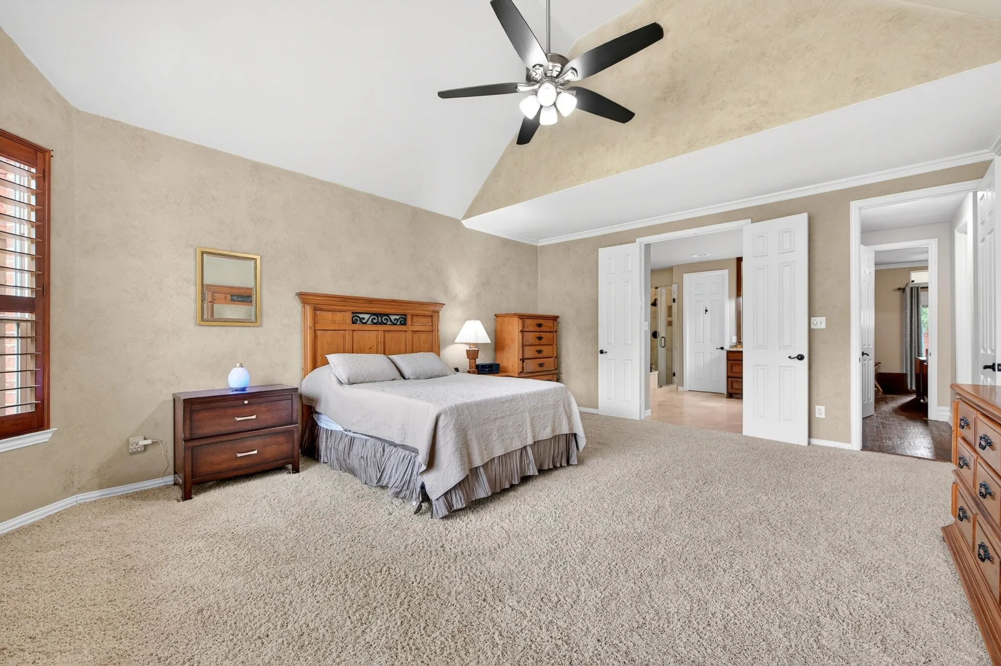 Vaulted ceiling with an attached ceiling fan and light fixture