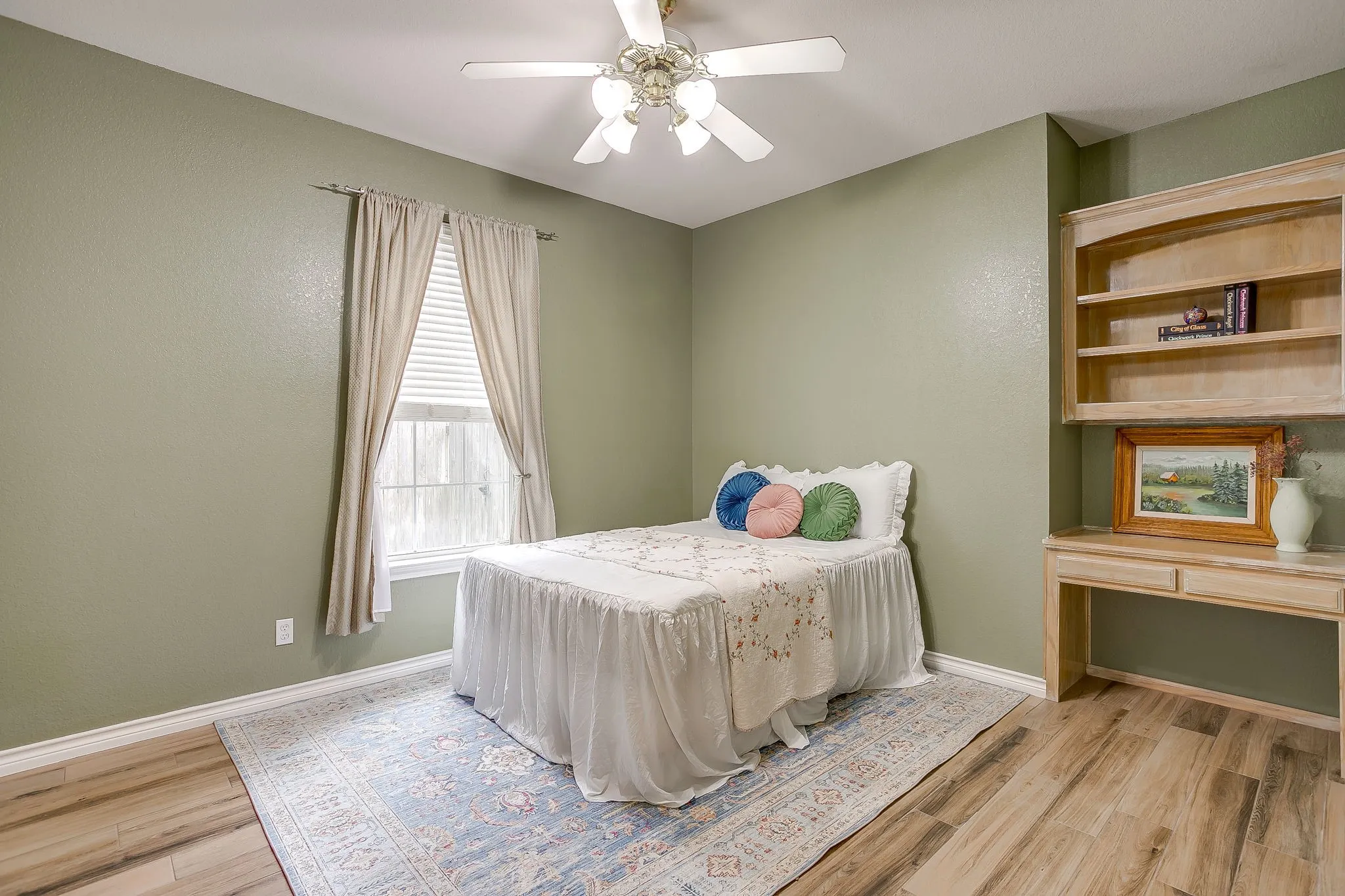 Built in shelves and desk.