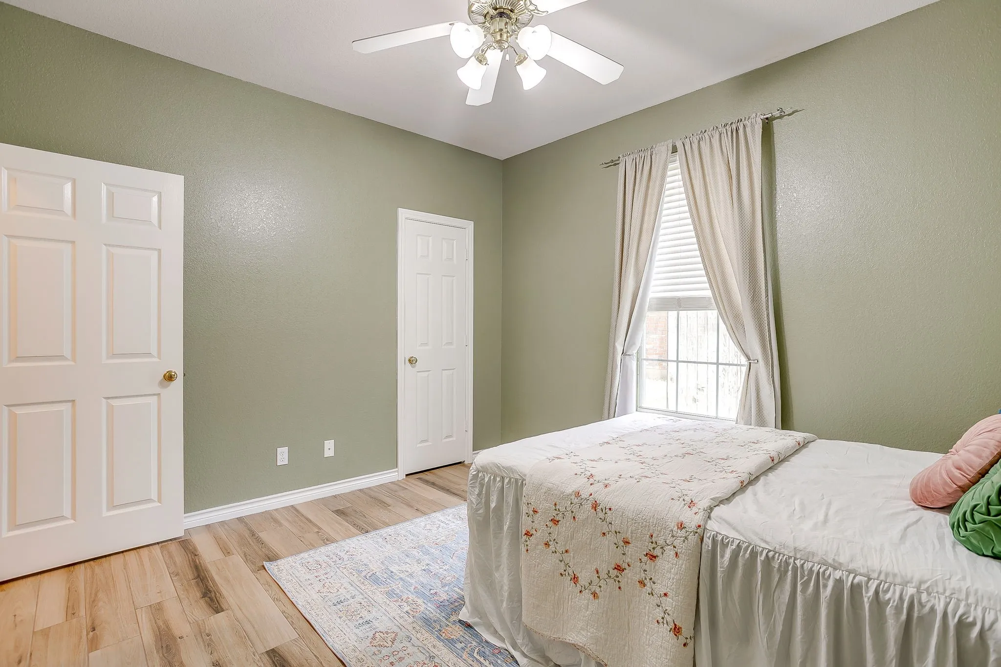 Multiple use room with closet.