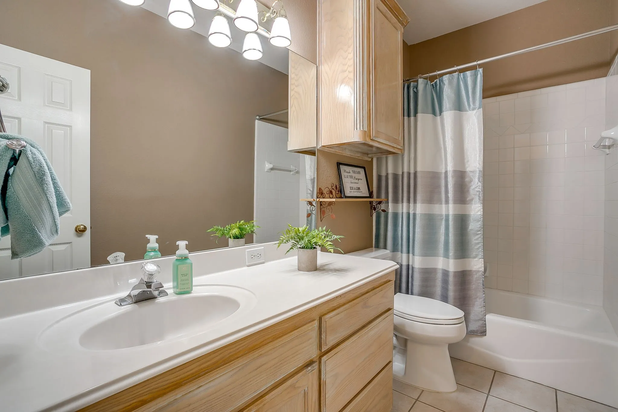 Secondary bathroom with shower/tub.